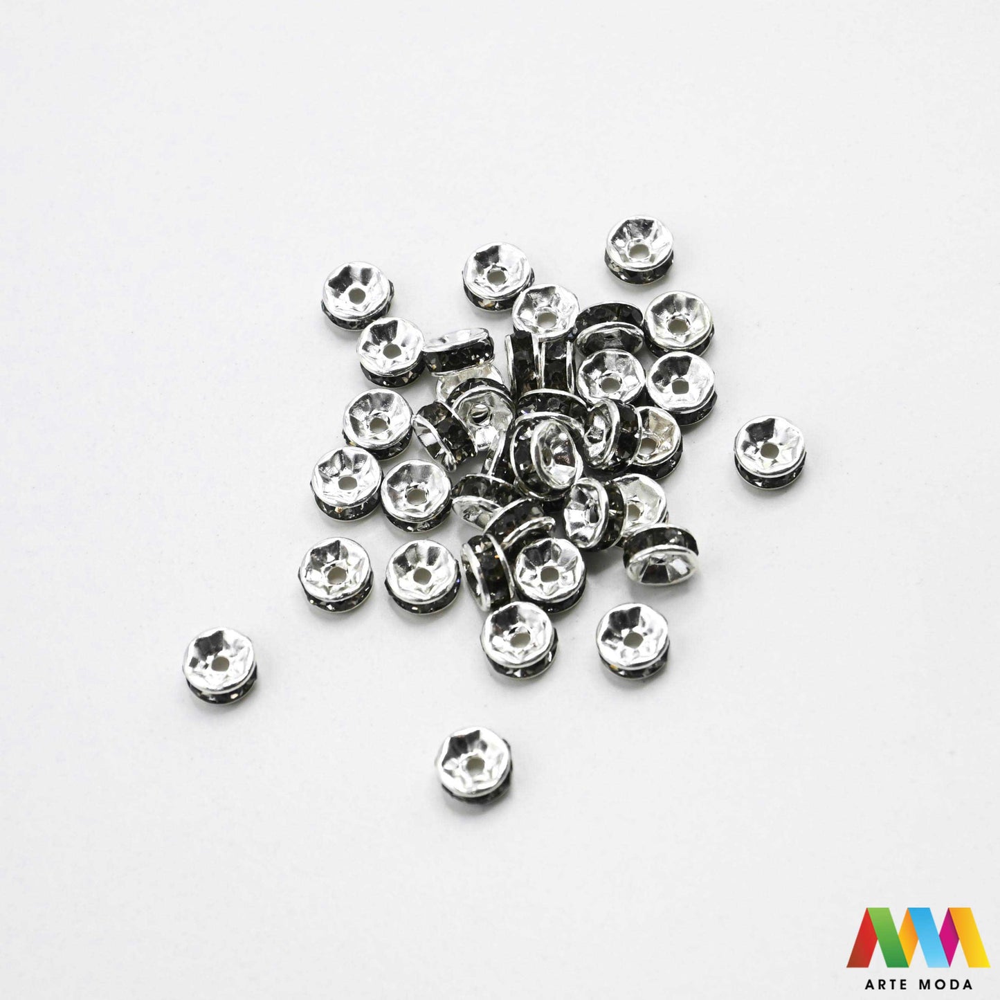 razdjelnik umetak spacer metalne izrada nakita DIY nakit distanceri metalni pribor separatori srebrne zlatne šajbice metalni za perle razmaknice komponente metal Mali ali ključni za profesionalan nakit Metalni umetci razdjelnici spacer perle služe za stvaranje razmaka i dodavanje sjaja perlama Sprječavaju trenje i ističu poludrago kamenje Neophodan element za izradu narukvica i ogrlica koje izgledaju bogatije i elegantnije arte moda repromaterijal