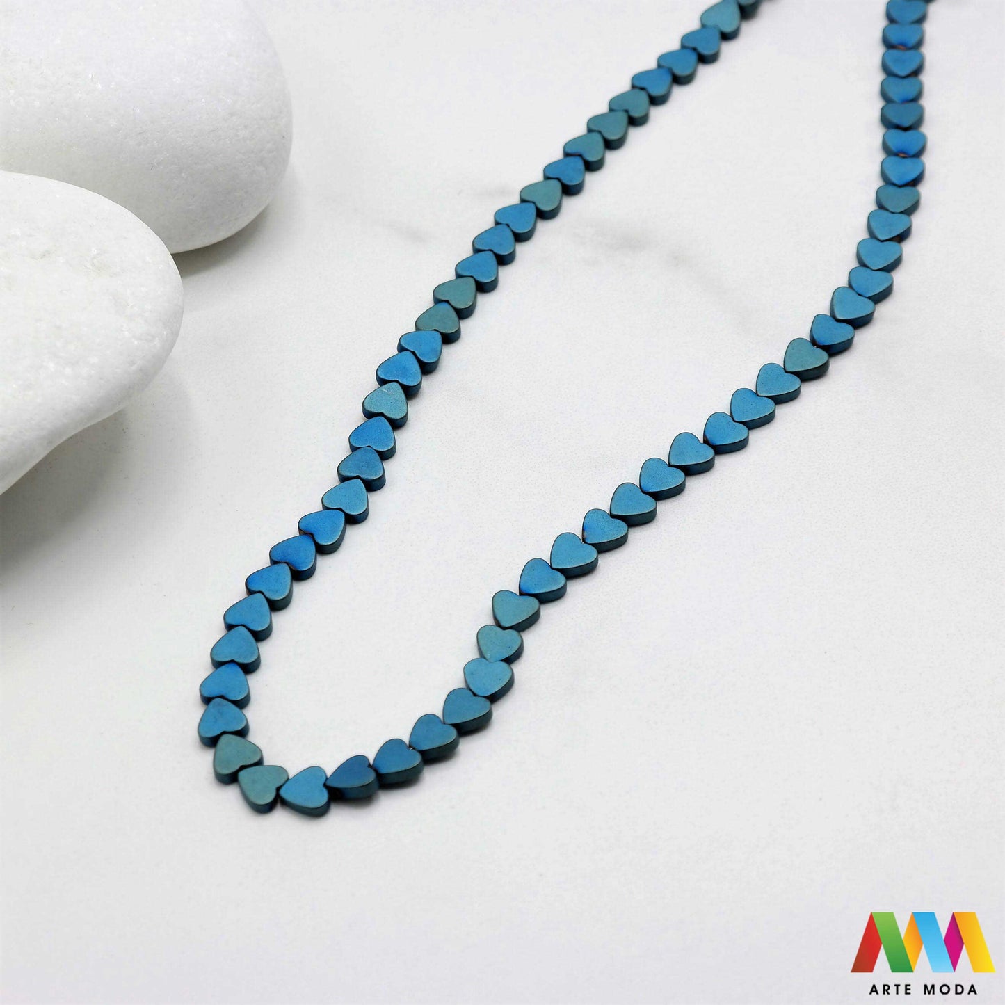hematit krvavi kamen poludragi mineral metalni sjaj kvarc zrcalo kristal prirodni metalik meditacija zaštita repromaterijal Hematit (ili krvavi kamen) je prirodni mineral smeđe sive ili crne boje karakteriziran prisustvom hladnog metalnog sjaja Vjeruje se da pomaže u jačanju volje samopouzdanja i povezanosti s majkom zemljom Nakit izrađen od njega fascinira svojim tajanstvenim zrcalnim sjajem