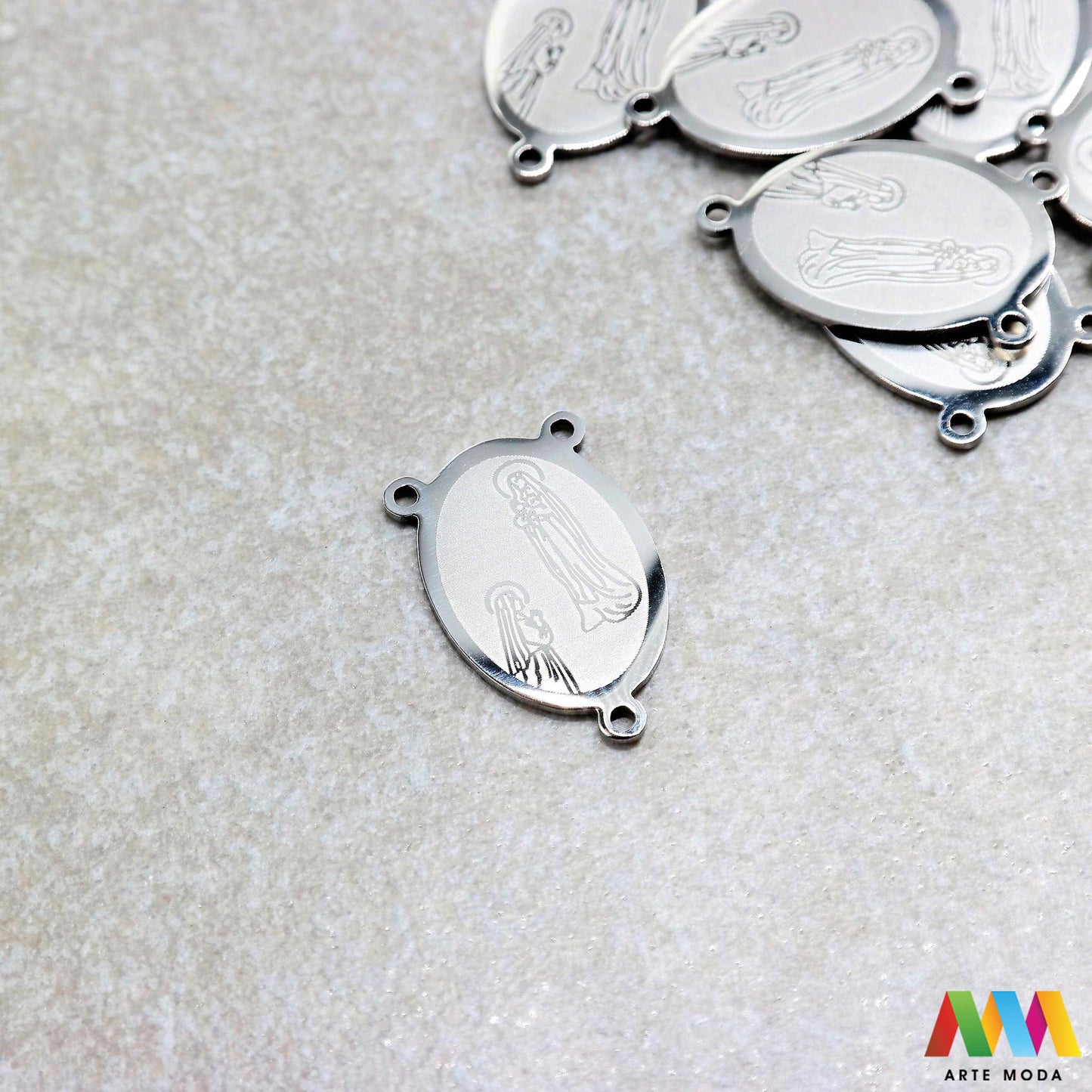 sakralni privjesci od čelika vjerski duhovni križevi medaljice vjerskim simbolima duhovnim motivima nakit značenjem čelični nehrđajućeg svetaca personalizirani anđeo Pronađite smirujući i snažan izraz svoje vjere i duhovnosti u našoj kolekciji sakralnih privjesaka izrađenih od kvalitetnog nehrđajućeg čelika Ovi izdržljivi i elegantni privjesci s vjerskim simbolima i duhovnim motivima idealni su za svakodnevno nošenje i kao promišljeni dar arte moda repromaterijal