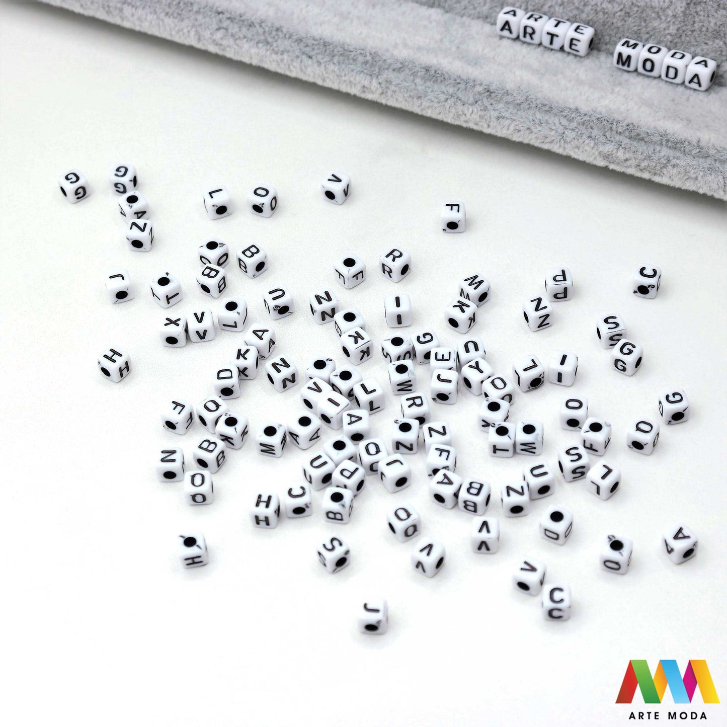 slova brojevi plastične nizanje imenom narukvice prijateljstva dječji nakit personalizirani kockaste perle okrugle abeceda DIY ručni rad izrada mix mješana Stvorite personalizirani nakit s našim plastičnim slovima i brojevima Perle u obliku kocki i krugova idealne su za izradu narukvica s imenom i porukama Lagane su šarene i savršene za dječji nakit i narukvice prijateljstva Lako nizanje za maksimalnu uradi sam zabavu arte moda repromaterijal