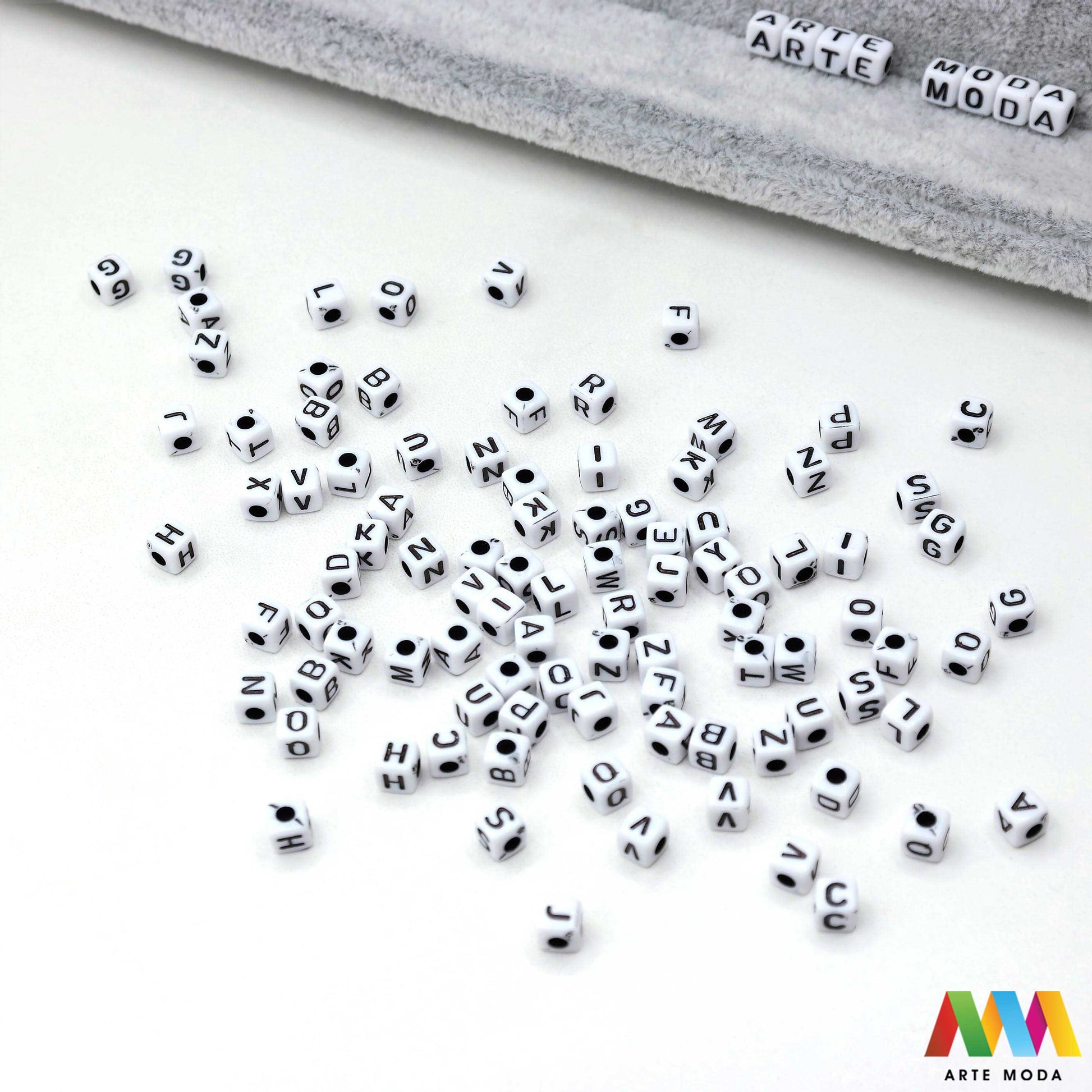 slova brojevi plastične nizanje imenom narukvice prijateljstva dječji nakit personalizirani kockaste perle okrugle abeceda DIY ručni rad izrada mix mješana Stvorite personalizirani nakit s našim plastičnim slovima i brojevima Perle u obliku kocki i krugova idealne su za izradu narukvica s imenom i porukama Lagane su šarene i savršene za dječji nakit i narukvice prijateljstva Lako nizanje za maksimalnu uradi sam zabavu arte moda repromaterijal