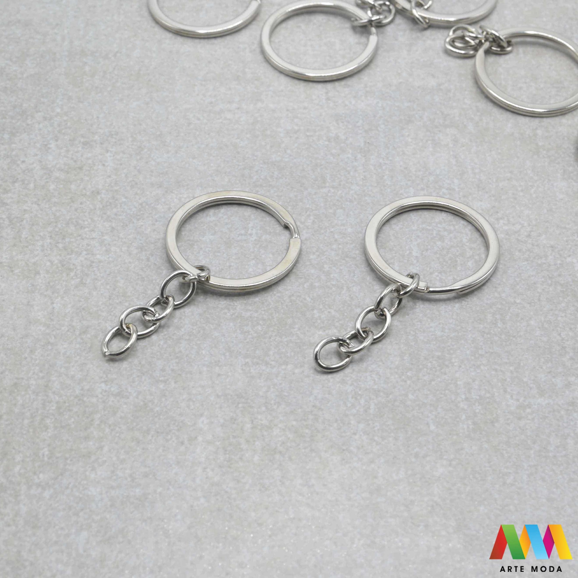 prsteni split rings privjesak baza metalni srebrne DIY lancem baze nakit materijal Osigurajte svoje kreacije uz najčvršće baze Naše metalne alke za ključeve neizostavan su repromaterijal za izradu personaliziranih privjesaka suvenira unikatnih detalja za torbe Zahvaljujući dizajnu dvostrukog prstena ove alke pružaju maksimalnu sigurnost i zadržavaju svoj oblik i nakon dugotrajnog korištenja Izaberite idealnu veličinu za svoj uradi sam projekt stvorite praktične trajne modne dodatke arte moda repromaterijal