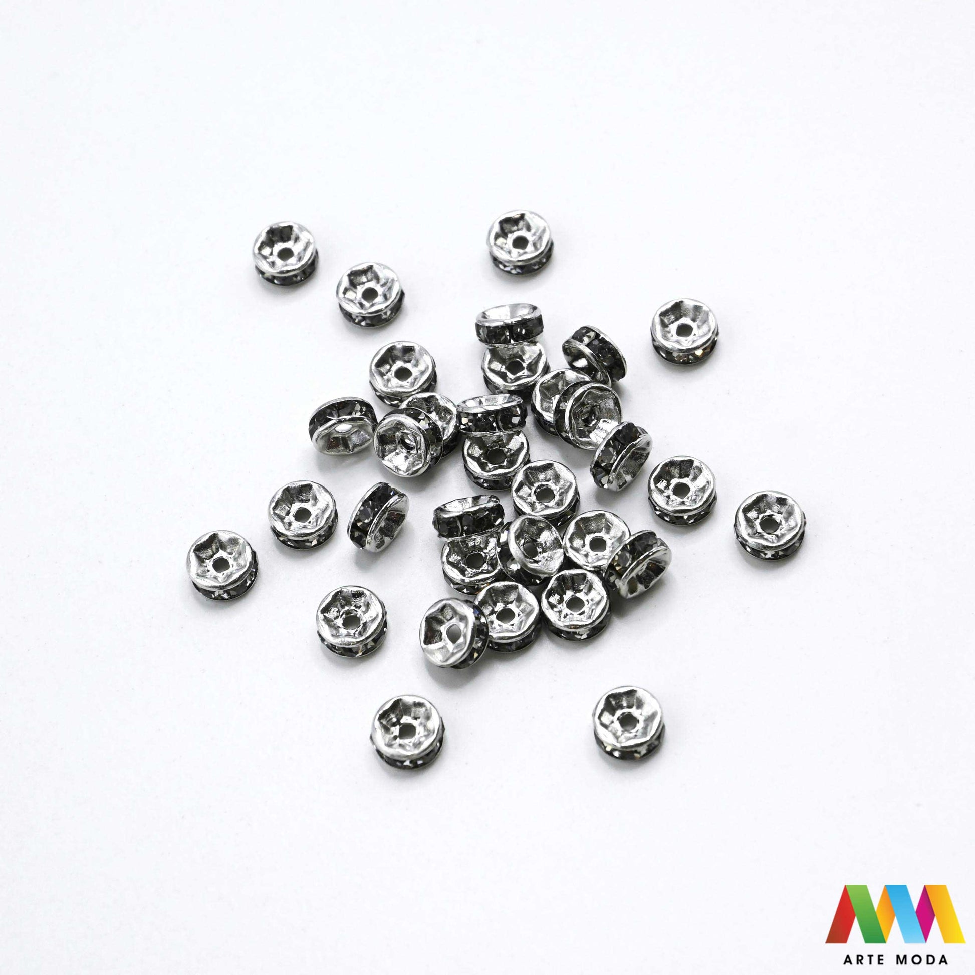 razdjelnik umetak spacer metalne izrada nakita DIY nakit distanceri metalni pribor separatori srebrne zlatne šajbice metalni za perle razmaknice komponente metal Mali ali ključni za profesionalan nakit Metalni umetci razdjelnici spacer perle služe za stvaranje razmaka i dodavanje sjaja perlama Sprječavaju trenje i ističu poludrago kamenje Neophodan element za izradu narukvica i ogrlica koje izgledaju bogatije i elegantnije arte moda repromaterijal