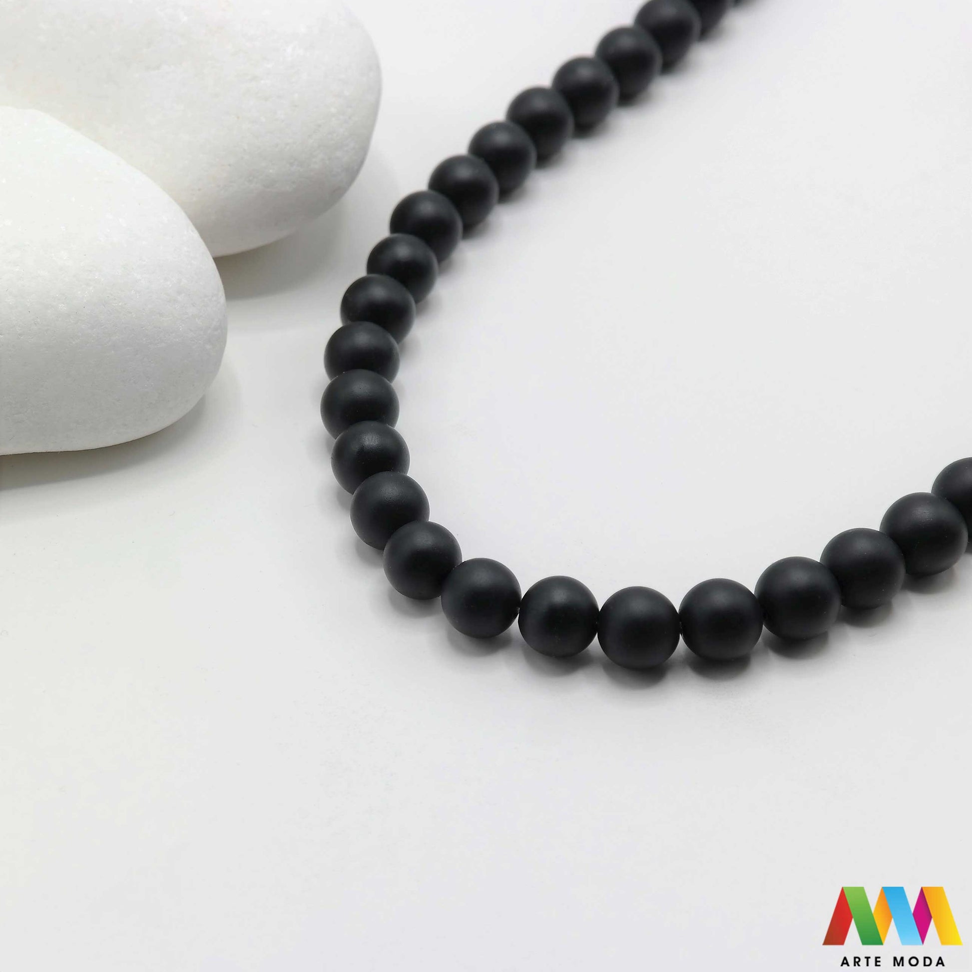 oniks onyx kristal kvarc kalcedon poludrago kamenje repromaterijal poludragi ukrasni kamen mineral crne perle crni muški nakit zaštite uzemljenje snaga izrada DIY mat sjajni narukvice ogrlice Otkrijte moć Oniksa Ovaj crni poludragi kamen simbolizira snagu zaštitu i uzemljenje Njegova duboka boja i elegantan finiš (mat/sjajni) savršeni su za sofisticirani muški i unisex nakit Birajte mat ili sjajne perle od Oniksa i unesite dozu klasične elegancije u svoj uradi sam nakit arte moda repromaterijal