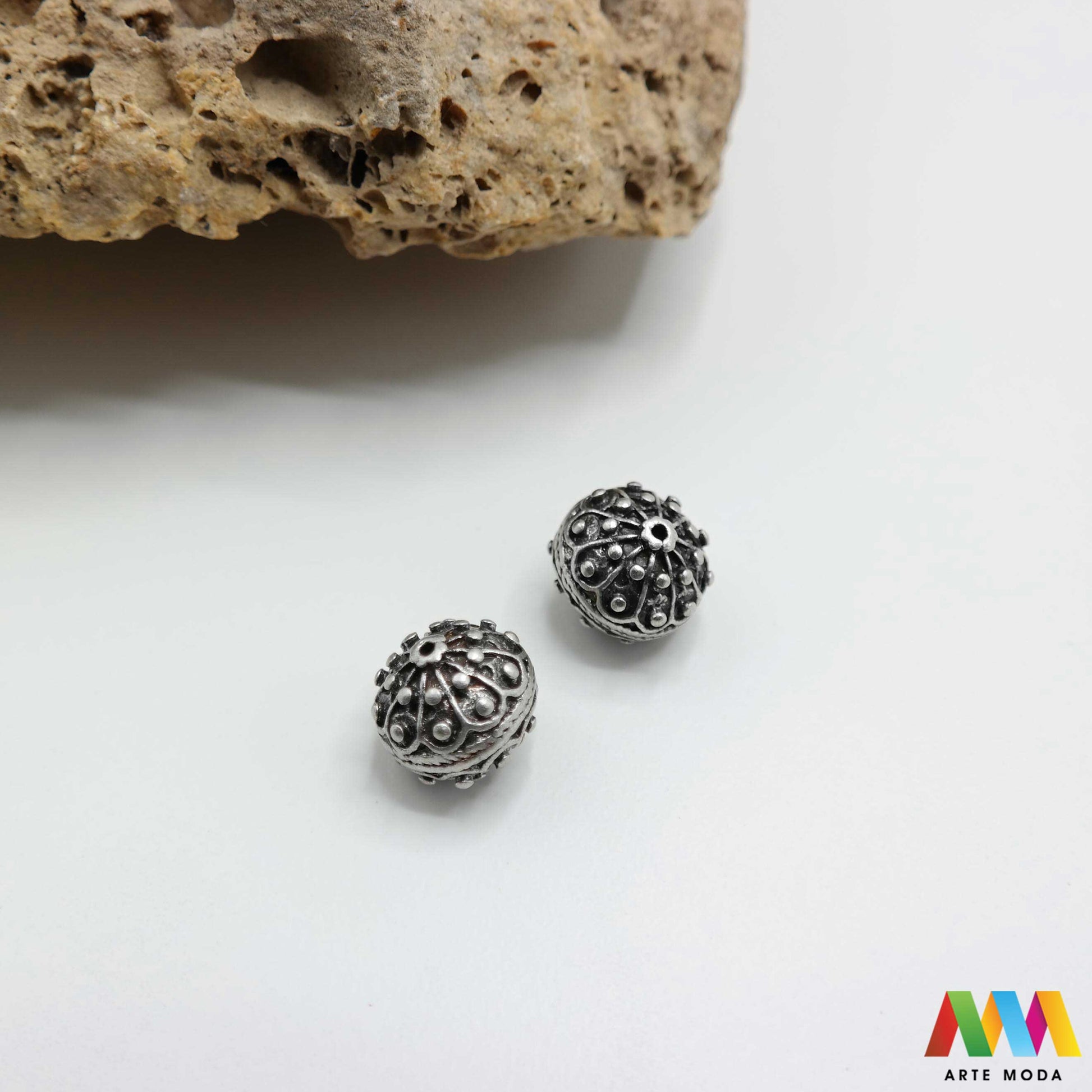 šibenik hrvatski dugme toka suvenir tradicionalni dalmacija tradicija filigran nakit baština hrvatska metal naušnice prstenje ogrlice privjesci tradicijski dalmatinski originalni Šibenski botun puce je najoriginalniji hrvatski suvenir i simbol dalmatinske baštine tradicionalni nakit izrađen je tehnikom filigrana fine obrade metala karakterističan prozračan i elegantan izgled Izradite naušnice prstenje ili privjeske i ponesite komadić povijesti i elegancije Bezvremenski klasik arte moda repromaterijal