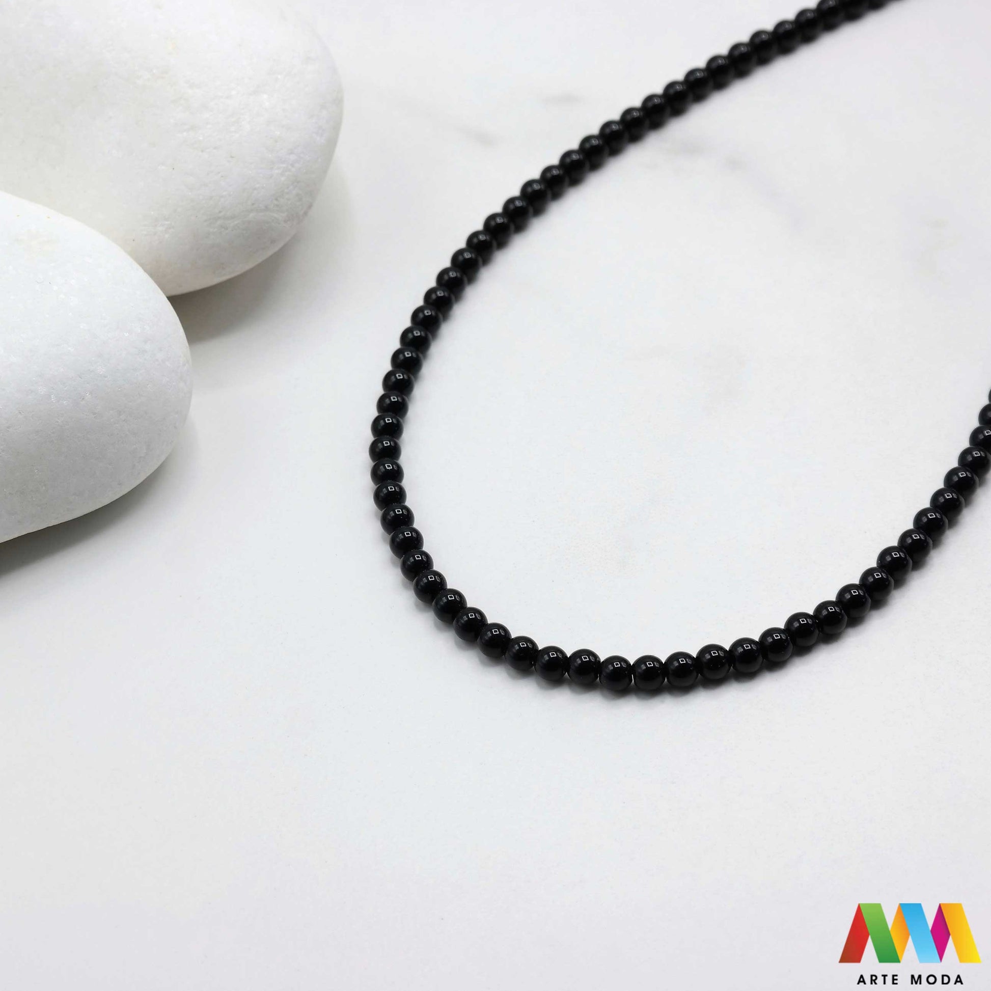 oniks onyx kristal kvarc kalcedon poludrago kamenje repromaterijal poludragi ukrasni kamen mineral crne perle crni muški nakit zaštite uzemljenje snaga izrada DIY mat sjajni narukvice ogrlice Otkrijte moć Oniksa Ovaj crni poludragi kamen simbolizira snagu zaštitu i uzemljenje Njegova duboka boja i elegantan finiš (mat/sjajni) savršeni su za sofisticirani muški i unisex nakit Birajte mat ili sjajne perle od Oniksa i unesite dozu klasične elegancije u svoj uradi sam nakit arte moda repromaterijal