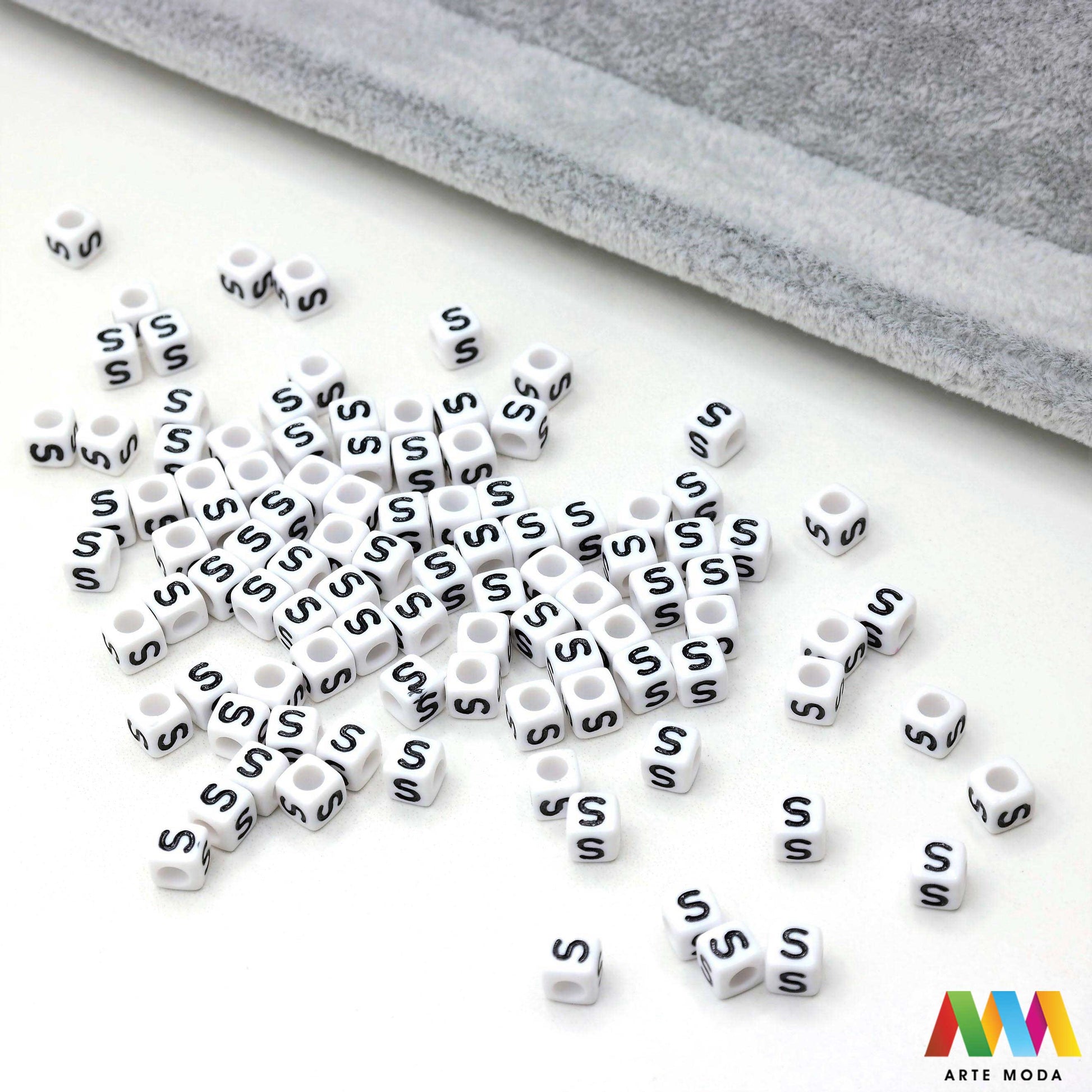 slova brojevi plastične nizanje imenom narukvice prijateljstva dječji nakit personalizirani kockaste perle okrugle abeceda DIY ručni rad izrada mix mješana Stvorite personalizirani nakit s našim plastičnim slovima i brojevima Perle u obliku kocki i krugova idealne su za izradu narukvica s imenom i porukama Lagane su šarene i savršene za dječji nakit i narukvice prijateljstva Lako nizanje za maksimalnu uradi sam zabavu arte moda repromaterijal