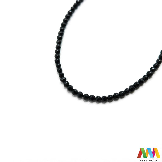 oniks onyx kristal kvarc kalcedon poludrago kamenje repromaterijal poludragi ukrasni kamen mineral crne perle crni muški nakit zaštite uzemljenje snaga izrada DIY mat sjajni narukvice ogrlice Otkrijte moć Oniksa Ovaj crni poludragi kamen simbolizira snagu zaštitu i uzemljenje Njegova duboka boja i elegantan finiš (mat/sjajni) savršeni su za sofisticirani muški i unisex nakit Birajte mat ili sjajne perle od Oniksa i unesite dozu klasične elegancije u svoj uradi sam nakit arte moda repromaterijal