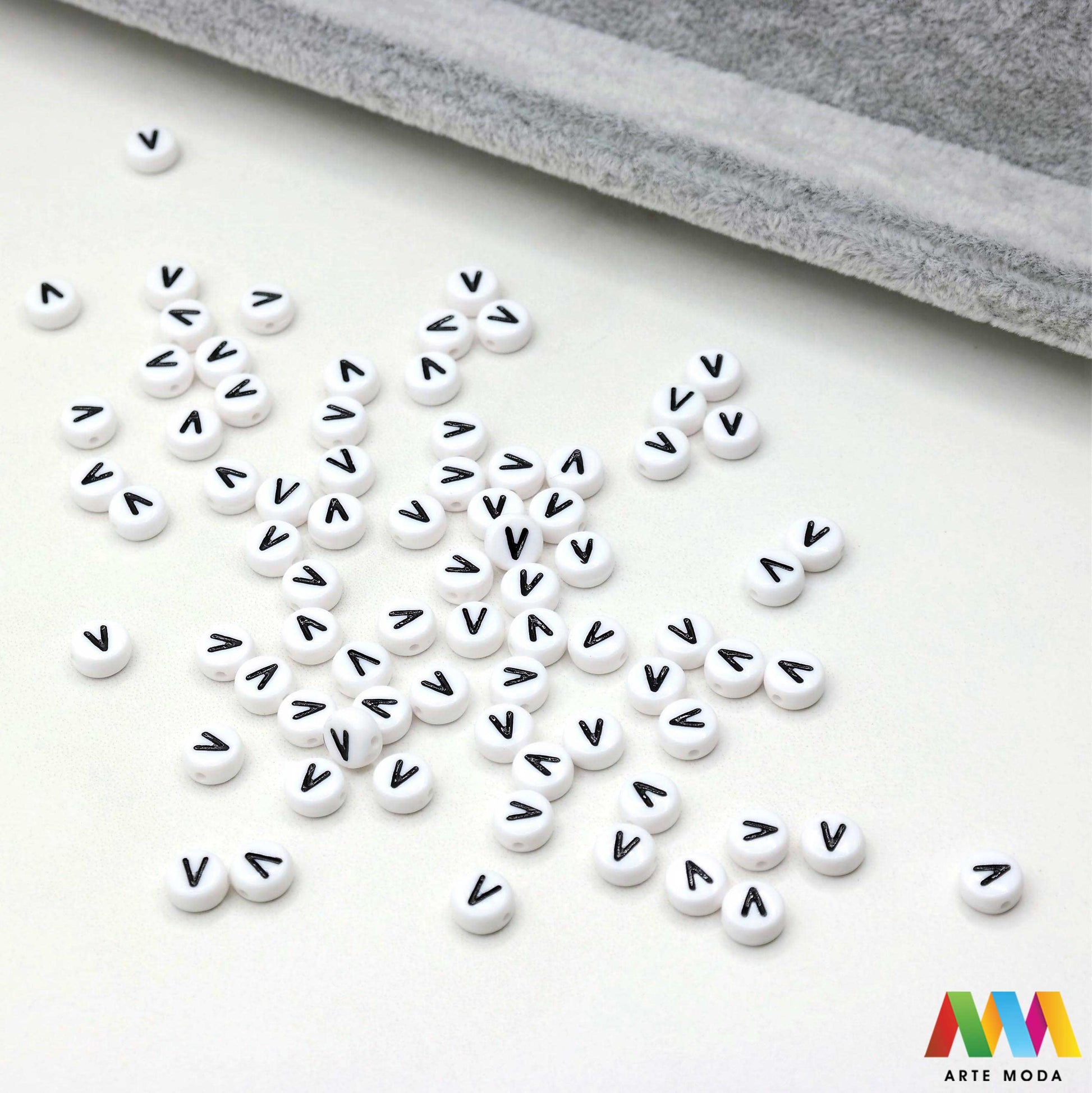 slova brojevi plastične nizanje imenom narukvice prijateljstva dječji nakit personalizirani kockaste perle okrugle abeceda DIY ručni rad izrada mix mješana Stvorite personalizirani nakit s našim plastičnim slovima i brojevima Perle u obliku kocki i krugova idealne su za izradu narukvica s imenom i porukama Lagane su šarene i savršene za dječji nakit i narukvice prijateljstva Lako nizanje za maksimalnu uradi sam zabavu arte moda repromaterijal