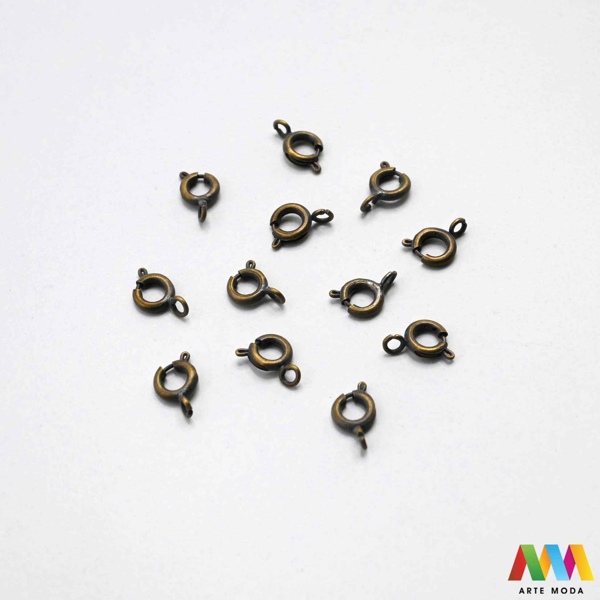 kopče metalne karabiner togl magnet kukice narukvice ogrlice zatvarači nakit DIY metalni pribor spajanje nakita srebrne zlatne karabin magnetne završne kopča narukvica ogrlica Osigurajte svoj nakit Metalne kopče su esencijalne za sigurno završavanje ogrlica i narukvica Birajte između karabin kopči pouzdanost magnetnih kopči lakoća i togl kopči stil Kvalitetni zatvarači u raznim bojama temelj svakog uradi sam nakit projekta arte moda repromaterijal