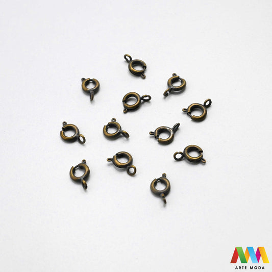 kopče metalne karabiner togl magnet kukice narukvice ogrlice zatvarači nakit DIY metalni pribor spajanje nakita srebrne zlatne karabin magnetne završne kopča narukvica ogrlica Osigurajte svoj nakit Metalne kopče su esencijalne za sigurno završavanje ogrlica i narukvica Birajte između karabin kopči pouzdanost magnetnih kopči lakoća i togl kopči stil Kvalitetni zatvarači u raznim bojama temelj svakog uradi sam nakit projekta arte moda repromaterijal