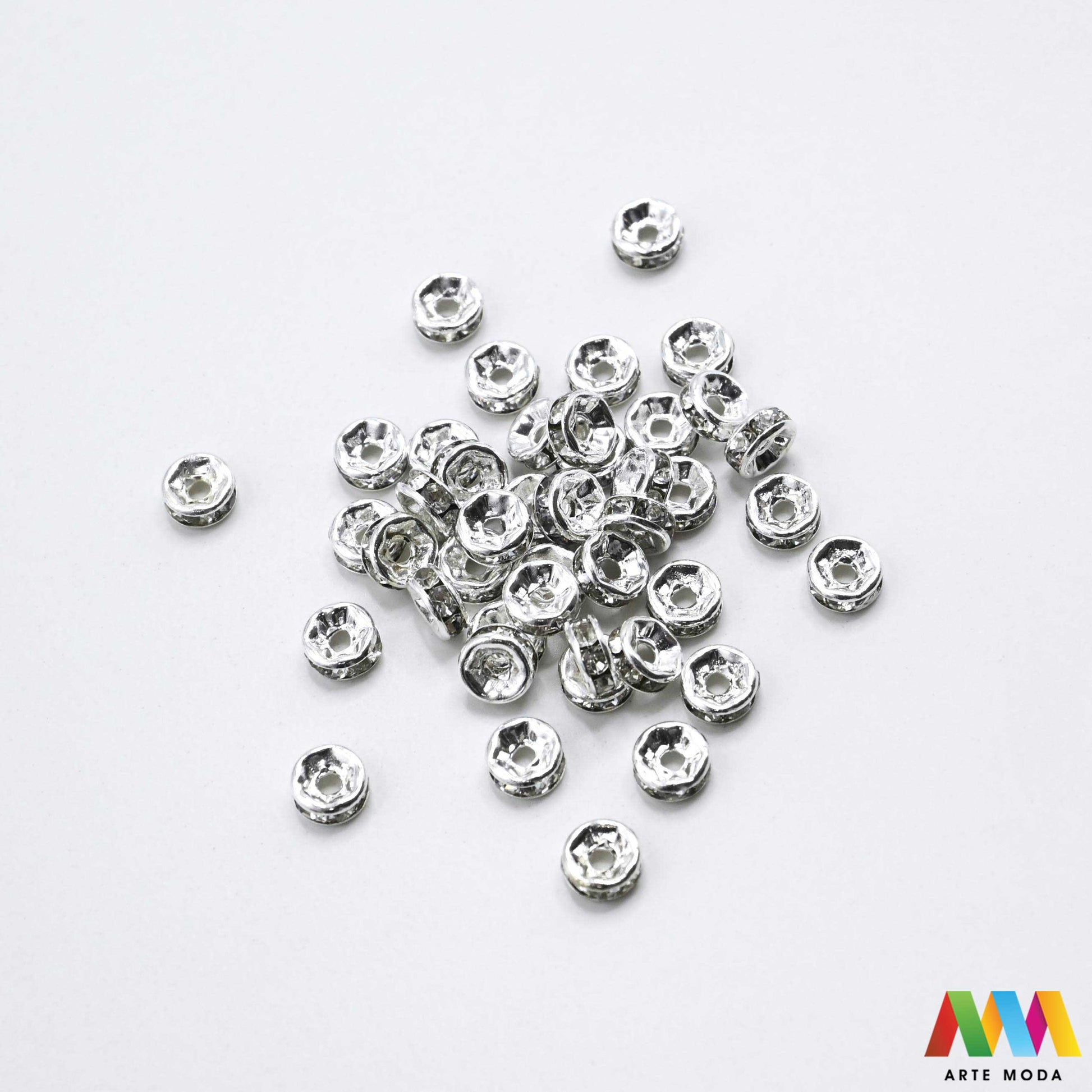 razdjelnik umetak spacer metalne izrada nakita DIY nakit distanceri metalni pribor separatori srebrne zlatne šajbice metalni za perle razmaknice komponente metal Mali ali ključni za profesionalan nakit Metalni umetci razdjelnici spacer perle služe za stvaranje razmaka i dodavanje sjaja perlama Sprječavaju trenje i ističu poludrago kamenje Neophodan element za izradu narukvica i ogrlica koje izgledaju bogatije i elegantnije arte moda repromaterijal