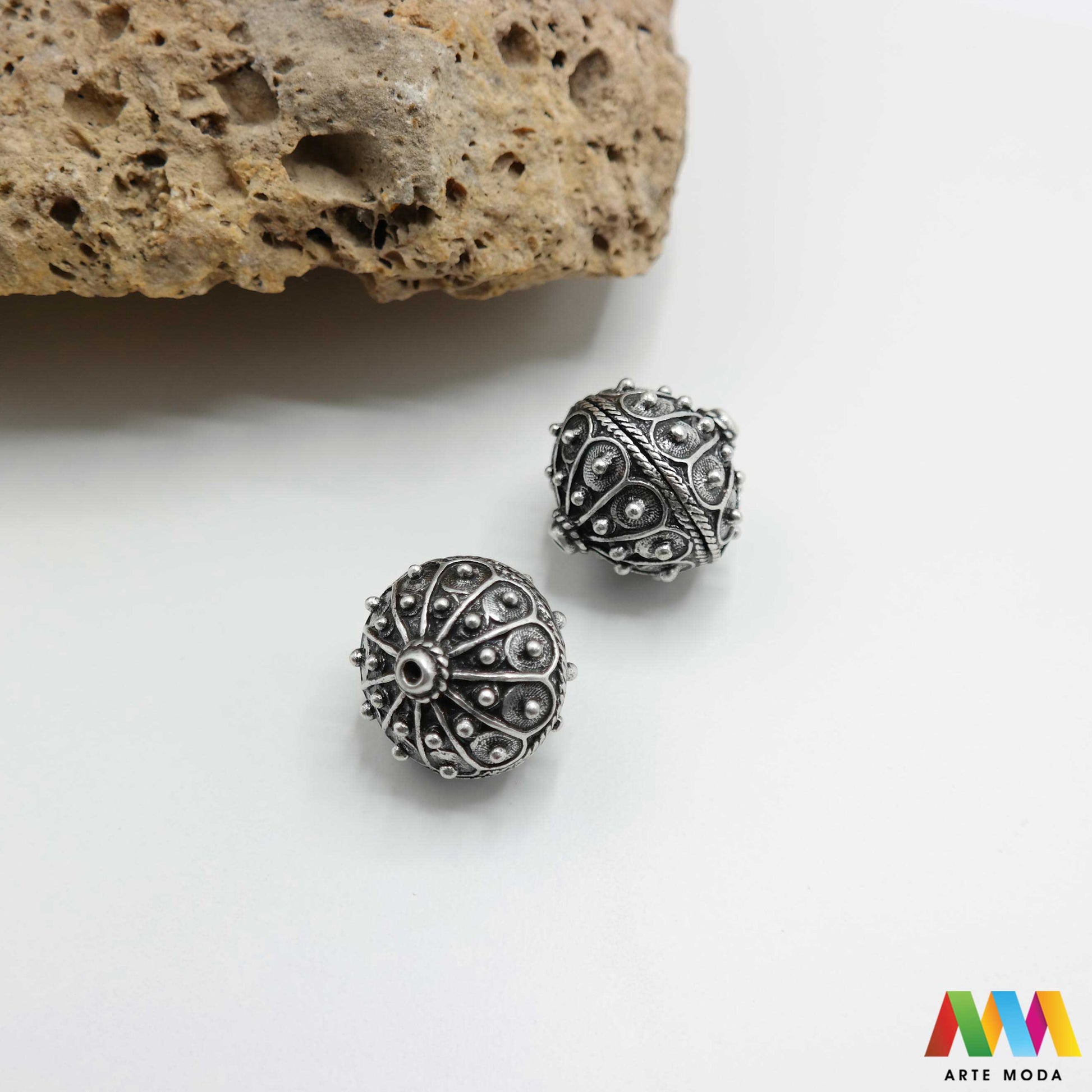 šibenik hrvatski dugme toka suvenir tradicionalni dalmacija tradicija filigran nakit baština hrvatska metal naušnice prstenje ogrlice privjesci tradicijski dalmatinski originalni Šibenski botun puce je najoriginalniji hrvatski suvenir i simbol dalmatinske baštine tradicionalni nakit izrađen je tehnikom filigrana fine obrade metala karakterističan prozračan i elegantan izgled Izradite naušnice prstenje ili privjeske i ponesite komadić povijesti i elegancije Bezvremenski klasik arte moda repromaterijal