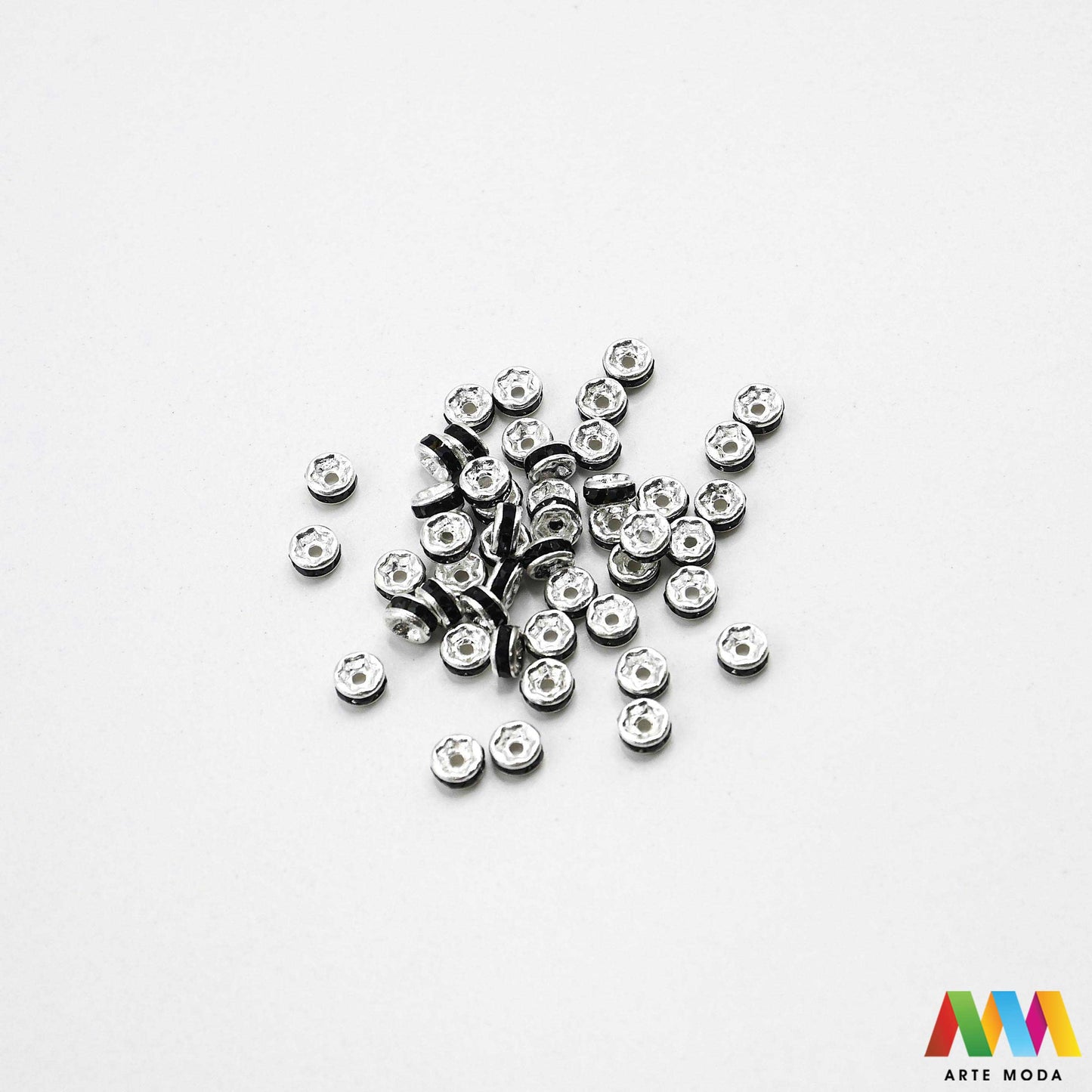 razdjelnik umetak spacer metalne izrada nakita DIY nakit distanceri metalni pribor separatori srebrne zlatne šajbice metalni za perle razmaknice komponente metal Mali ali ključni za profesionalan nakit Metalni umetci razdjelnici spacer perle služe za stvaranje razmaka i dodavanje sjaja perlama Sprječavaju trenje i ističu poludrago kamenje Neophodan element za izradu narukvica i ogrlica koje izgledaju bogatije i elegantnije arte moda repromaterijal