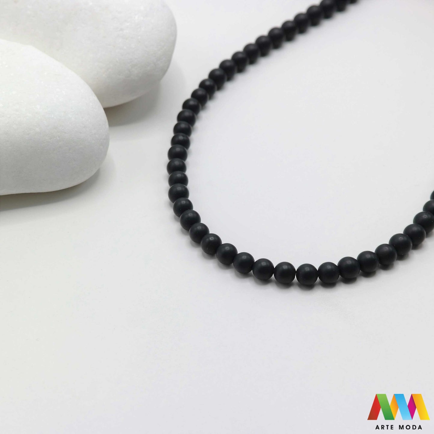 oniks onyx kristal kvarc kalcedon poludrago kamenje repromaterijal poludragi ukrasni kamen mineral crne perle crni muški nakit zaštite uzemljenje snaga izrada DIY mat sjajni narukvice ogrlice Otkrijte moć Oniksa Ovaj crni poludragi kamen simbolizira snagu zaštitu i uzemljenje Njegova duboka boja i elegantan finiš (mat/sjajni) savršeni su za sofisticirani muški i unisex nakit Birajte mat ili sjajne perle od Oniksa i unesite dozu klasične elegancije u svoj uradi sam nakit arte moda repromaterijal