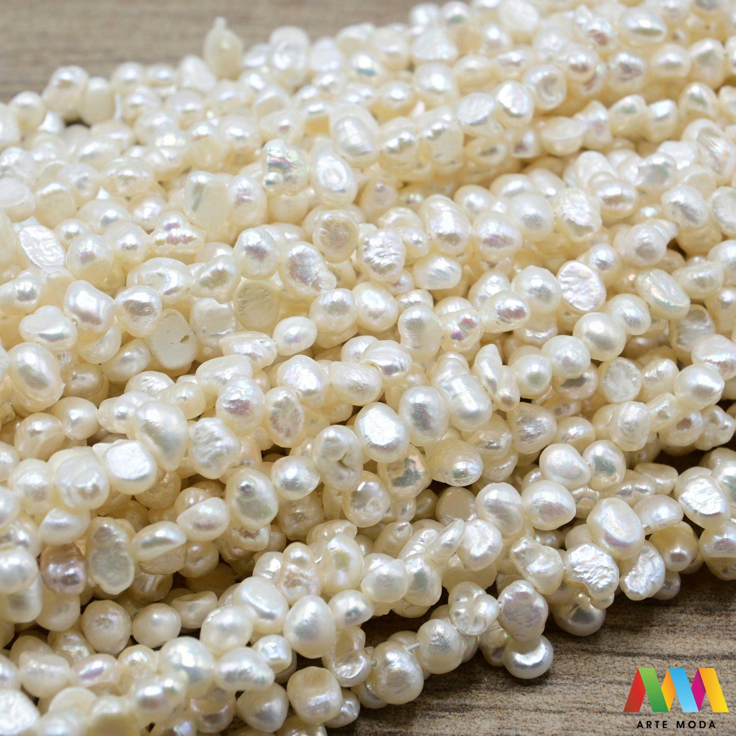 perle bijeli vjenčani niz sedef barokni baroque pearls zrno bisernica školjka dragulj poludrago kamenje ukrasni mineral kristal Bezvremenska klasika u vašim rukama Riječni biseri su omiljeni materijal za izradu nakita koji odiše elegancijom luksuzom prirodni slatkovodni biseri očarat će vas svojim nježnim sjajem unikatnim oblicima Savršeni za izradu ogrlica narukvica naušnica koje se prenose generacijama Dodajte dozu profinjenosti uradi sam nakitu uz autentične bisere naše kolekcije arte moda repromaterijal