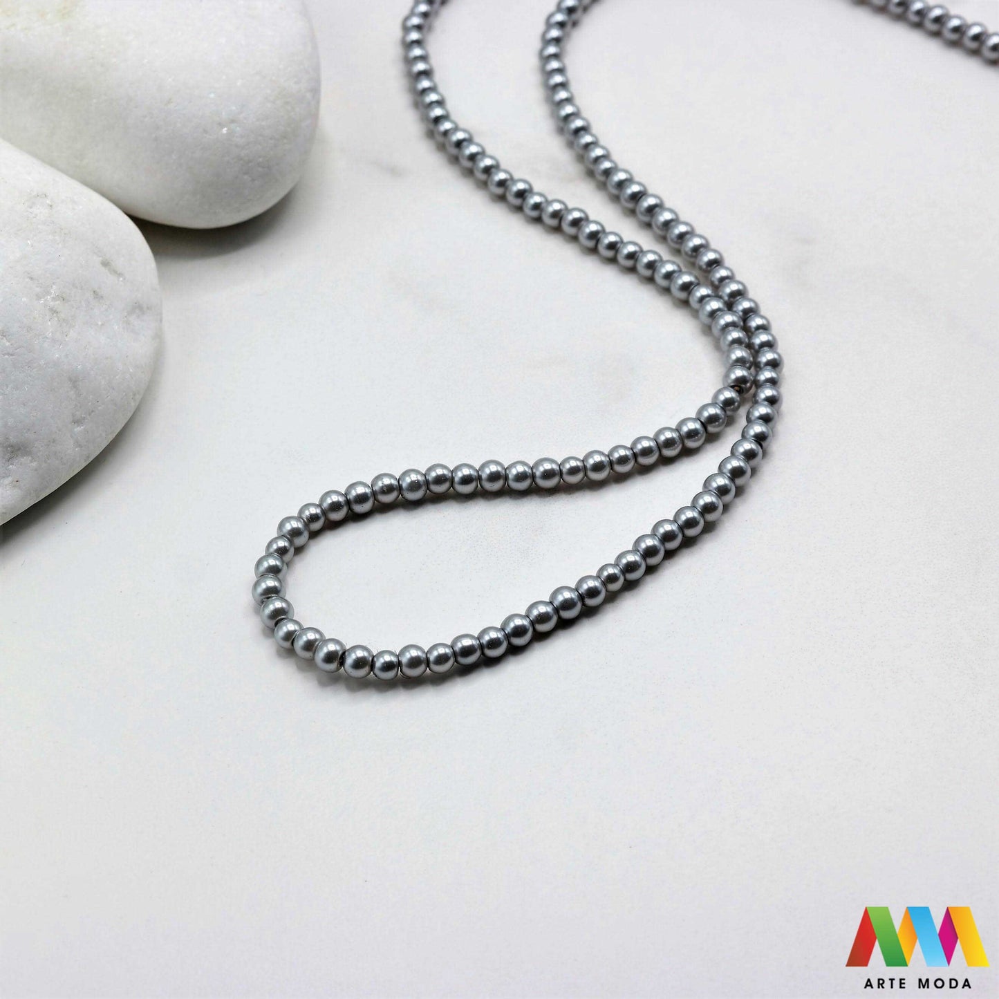 stakleni biseri niz staklo biser perle biserne zrna zrno perla staklene imitacija bisera sedefaste vjenčani nakit klasični DIY ogrlice bijeli u boji bisernim sjajem izrada nakita umjetni Za klasičnu eleganciju birajte staklene bisere imitacija bisera ima visok sedefasti sjaj i savršeno je glatka Idealni su za izradu vjenčanog nakita bezvremenskih ogrlica i narukvica raznim veličinama i bojama ovi biseri unose dašak luksuza u svaki uradi sam projekt Počnite nizati svoju eleganciju arte moda repromaterijal