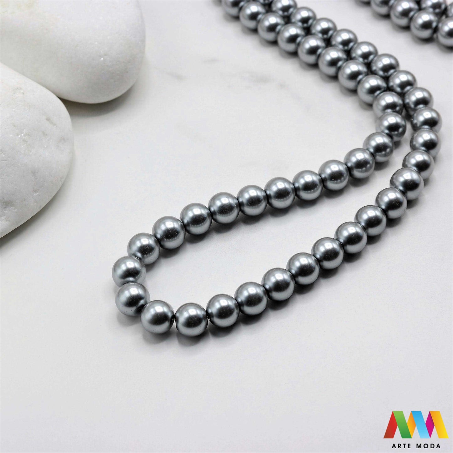 stakleni biseri niz staklo biser perle biserne zrna zrno perla staklene imitacija bisera sedefaste vjenčani nakit klasični DIY ogrlice bijeli u boji bisernim sjajem izrada nakita umjetni Za klasičnu eleganciju birajte staklene bisere imitacija bisera ima visok sedefasti sjaj i savršeno je glatka Idealni su za izradu vjenčanog nakita bezvremenskih ogrlica i narukvica raznim veličinama i bojama ovi biseri unose dašak luksuza u svaki uradi sam projekt Počnite nizati svoju eleganciju arte moda repromaterijal