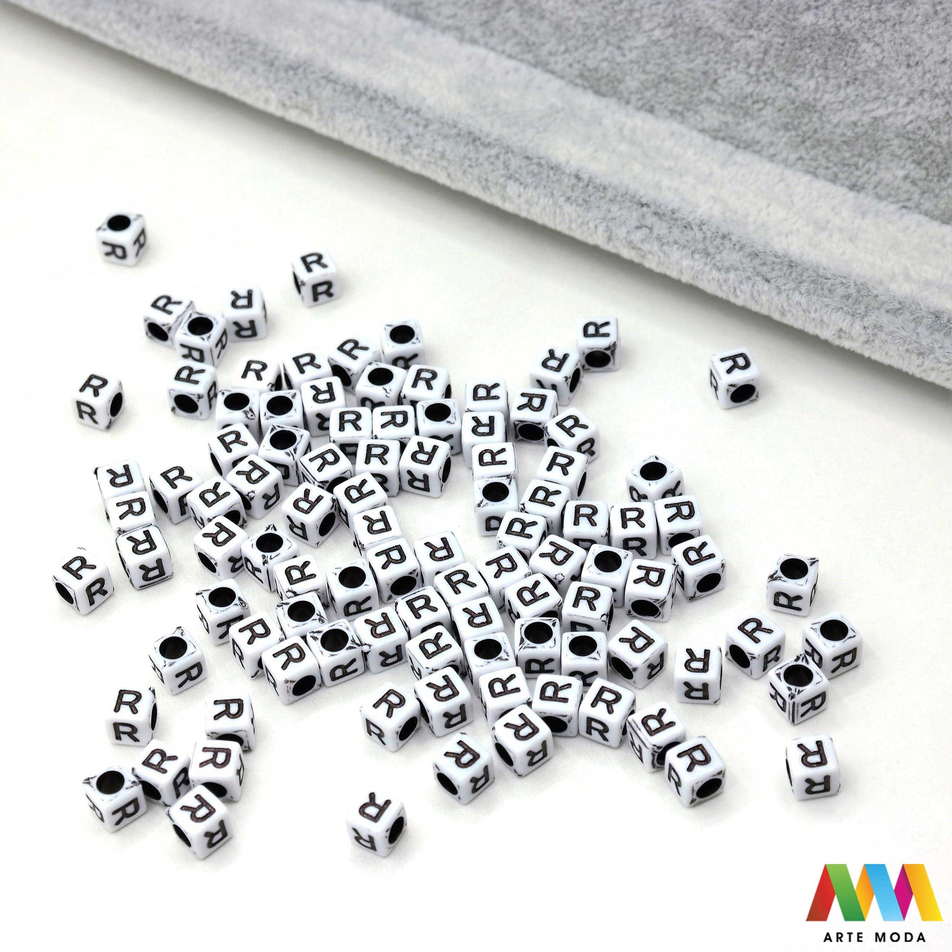 slova brojevi plastične nizanje imenom narukvice prijateljstva dječji nakit personalizirani kockaste perle okrugle abeceda DIY ručni rad izrada mix mješana Stvorite personalizirani nakit s našim plastičnim slovima i brojevima Perle u obliku kocki i krugova idealne su za izradu narukvica s imenom i porukama Lagane su šarene i savršene za dječji nakit i narukvice prijateljstva Lako nizanje za maksimalnu uradi sam zabavu arte moda repromaterijal