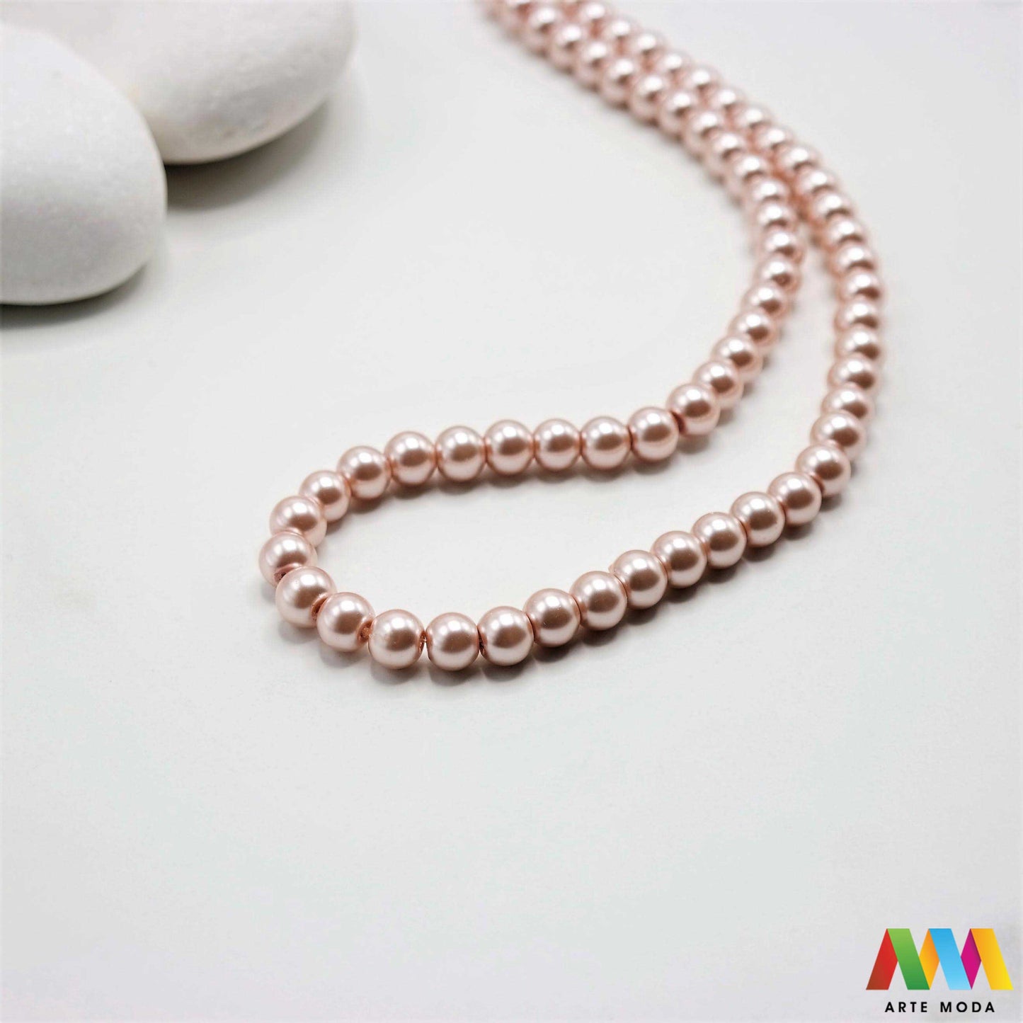 stakleni biseri niz staklo biser perle biserne zrna zrno perla staklene imitacija bisera sedefaste vjenčani nakit klasični DIY ogrlice bijeli u boji bisernim sjajem izrada nakita umjetni Za klasičnu eleganciju birajte staklene bisere imitacija bisera ima visok sedefasti sjaj i savršeno je glatka Idealni su za izradu vjenčanog nakita bezvremenskih ogrlica i narukvica raznim veličinama i bojama ovi biseri unose dašak luksuza u svaki uradi sam projekt Počnite nizati svoju eleganciju arte moda repromaterijal