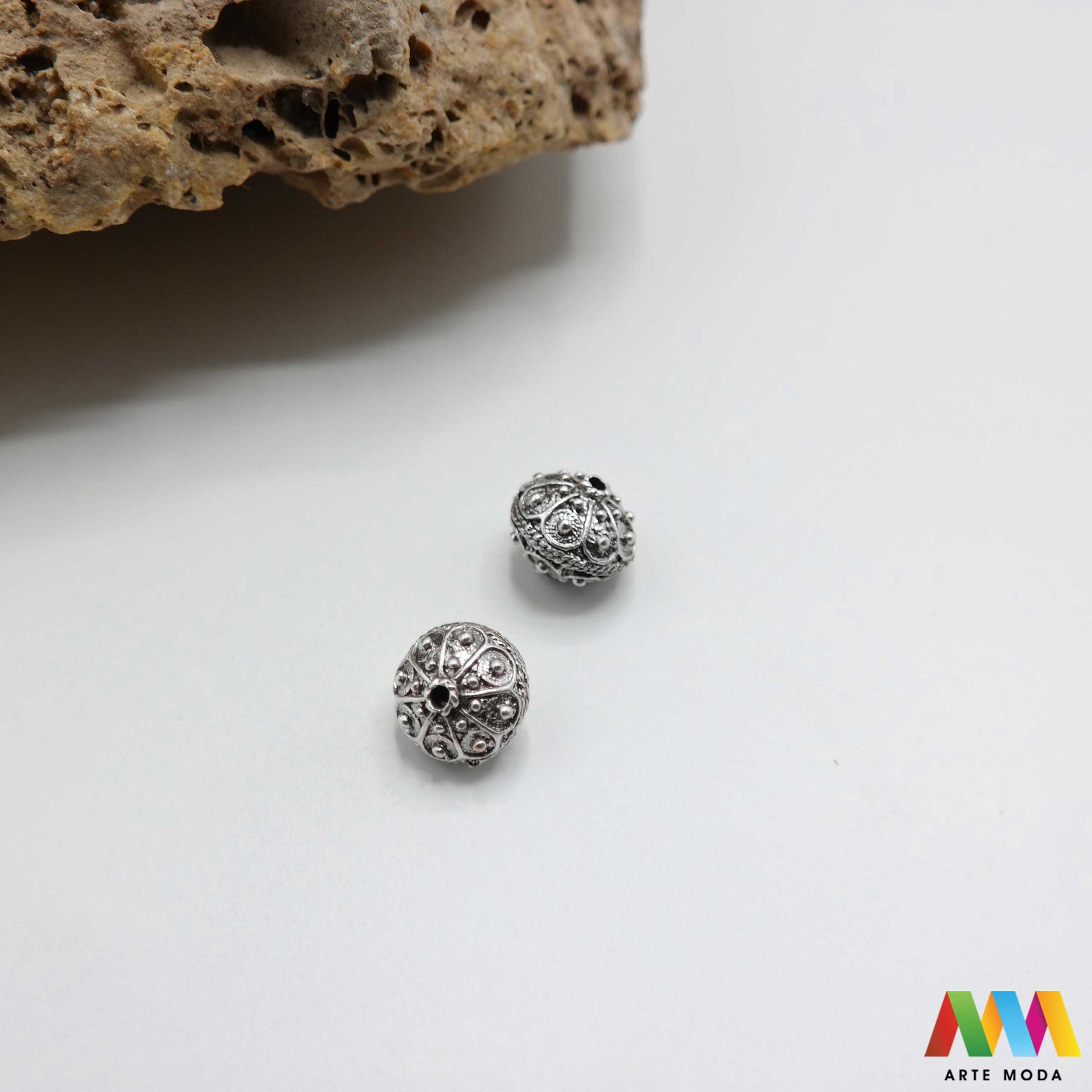 šibenik hrvatski dugme toka suvenir tradicionalni dalmacija tradicija filigran nakit baština hrvatska metal naušnice prstenje ogrlice privjesci tradicijski dalmatinski originalni Šibenski botun puce je najoriginalniji hrvatski suvenir i simbol dalmatinske baštine tradicionalni nakit izrađen je tehnikom filigrana fine obrade metala karakterističan prozračan i elegantan izgled Izradite naušnice prstenje ili privjeske i ponesite komadić povijesti i elegancije Bezvremenski klasik arte moda repromaterijal