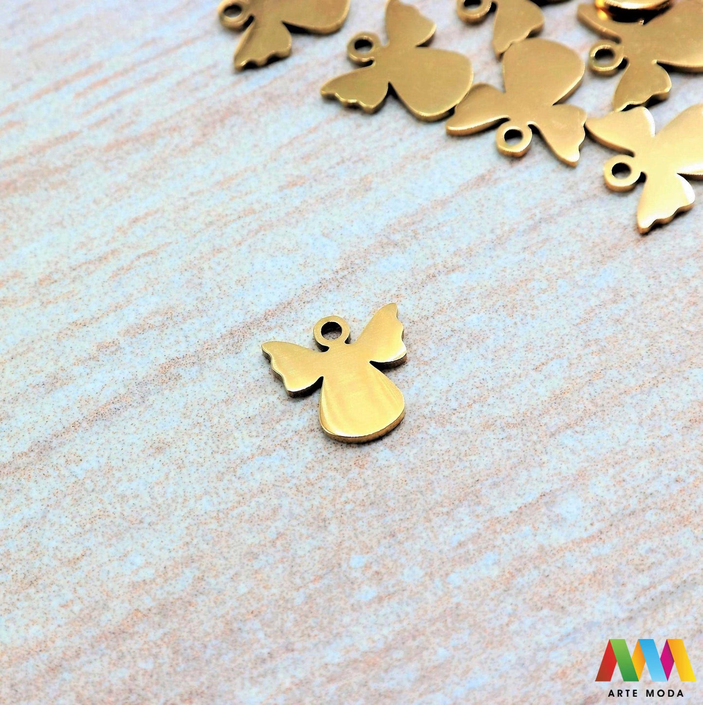 sakralni privjesci od čelika vjerski duhovni križevi medaljice vjerskim simbolima duhovnim motivima nakit značenjem čelični nehrđajućeg svetaca personalizirani anđeo Pronađite smirujući i snažan izraz svoje vjere i duhovnosti u našoj kolekciji sakralnih privjesaka izrađenih od kvalitetnog nehrđajućeg čelika Ovi izdržljivi i elegantni privjesci s vjerskim simbolima i duhovnim motivima idealni su za svakodnevno nošenje i kao promišljeni dar arte moda repromaterijal