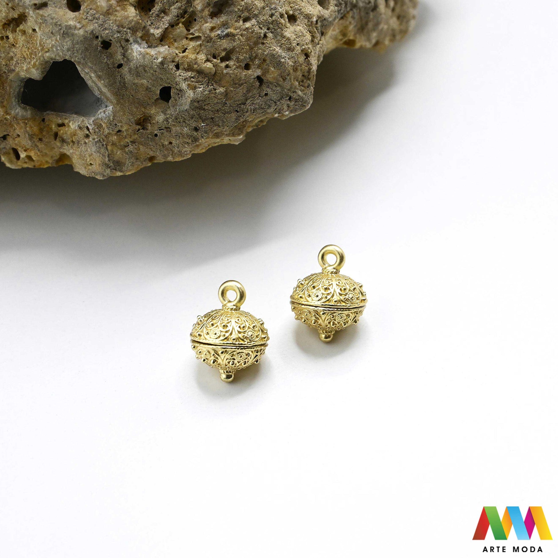 šibenik hrvatski dugme toka suvenir tradicionalni dalmacija tradicija filigran nakit baština hrvatska metal naušnice prstenje ogrlice privjesci tradicijski dalmatinski originalni Šibenski botun puce je najoriginalniji hrvatski suvenir i simbol dalmatinske baštine tradicionalni nakit izrađen je tehnikom filigrana fine obrade metala karakterističan prozračan i elegantan izgled Izradite naušnice prstenje ili privjeske i ponesite komadić povijesti i elegancije Bezvremenski klasik arte moda repromaterijal