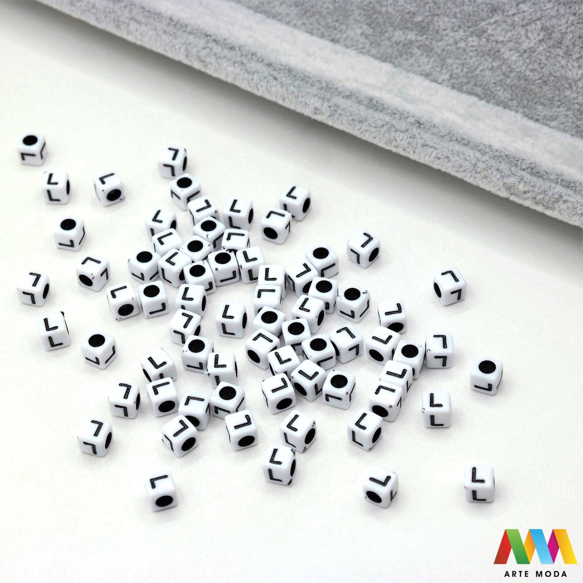 slova brojevi plastične nizanje imenom narukvice prijateljstva dječji nakit personalizirani kockaste perle okrugle abeceda DIY ručni rad izrada mix mješana Stvorite personalizirani nakit s našim plastičnim slovima i brojevima Perle u obliku kocki i krugova idealne su za izradu narukvica s imenom i porukama Lagane su šarene i savršene za dječji nakit i narukvice prijateljstva Lako nizanje za maksimalnu uradi sam zabavu arte moda repromaterijal