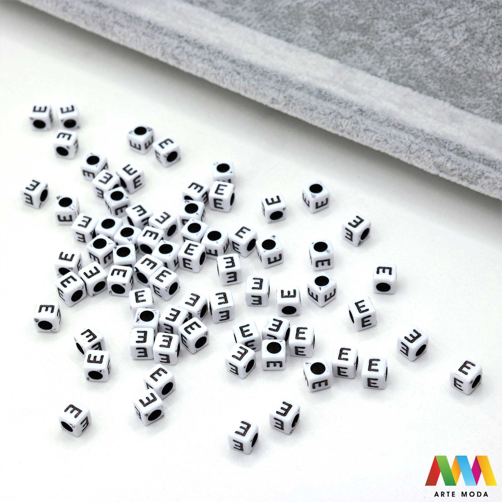 slova brojevi plastične nizanje imenom narukvice prijateljstva dječji nakit personalizirani kockaste perle okrugle abeceda DIY ručni rad izrada mix mješana Stvorite personalizirani nakit s našim plastičnim slovima i brojevima Perle u obliku kocki i krugova idealne su za izradu narukvica s imenom i porukama Lagane su šarene i savršene za dječji nakit i narukvice prijateljstva Lako nizanje za maksimalnu uradi sam zabavu arte moda repromaterijal