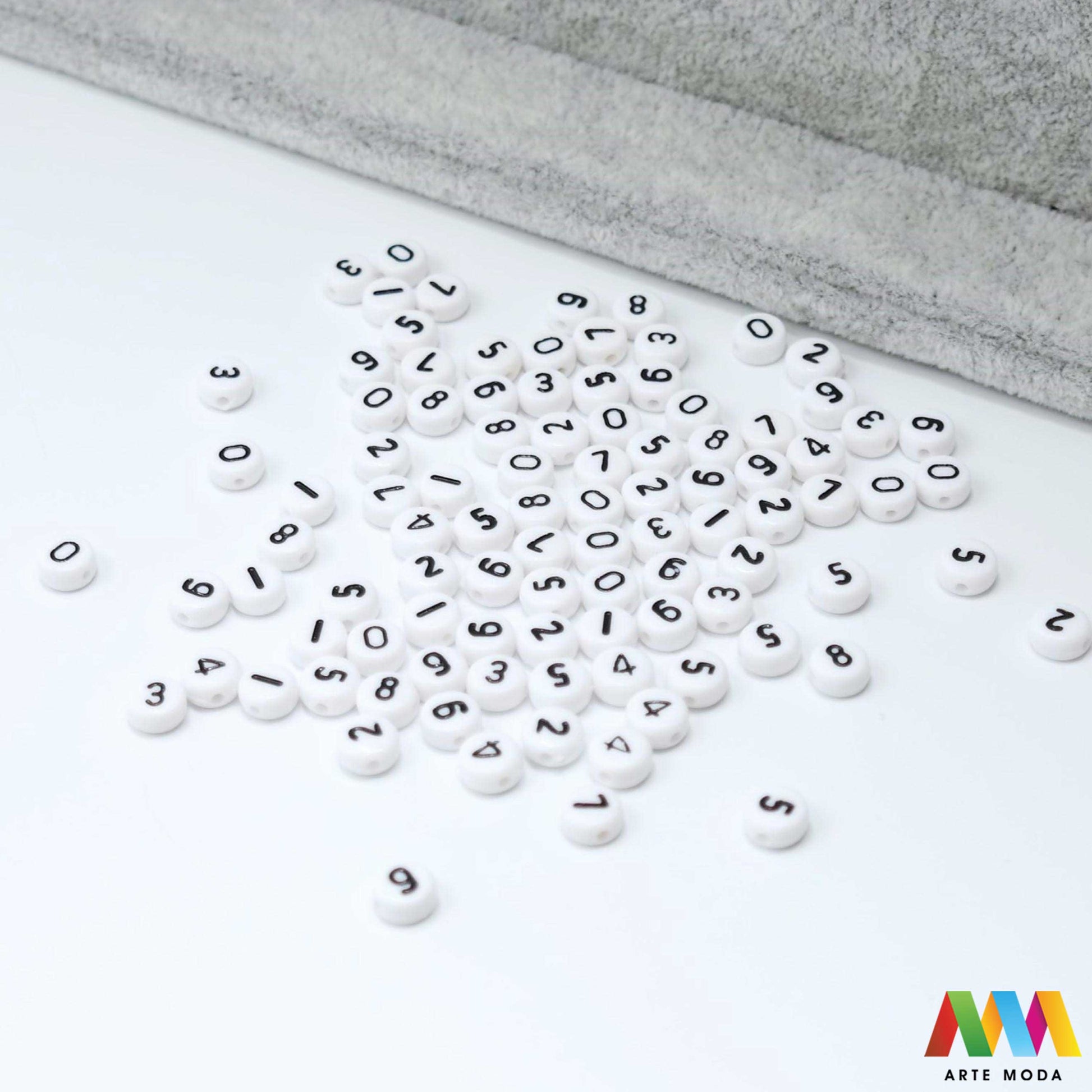 slova brojevi plastične nizanje imenom narukvice prijateljstva dječji nakit personalizirani kockaste perle okrugle abeceda DIY ručni rad izrada mix mješana Stvorite personalizirani nakit s našim plastičnim slovima i brojevima Perle u obliku kocki i krugova idealne su za izradu narukvica s imenom i porukama Lagane su šarene i savršene za dječji nakit i narukvice prijateljstva Lako nizanje za maksimalnu uradi sam zabavu arte moda repromaterijal