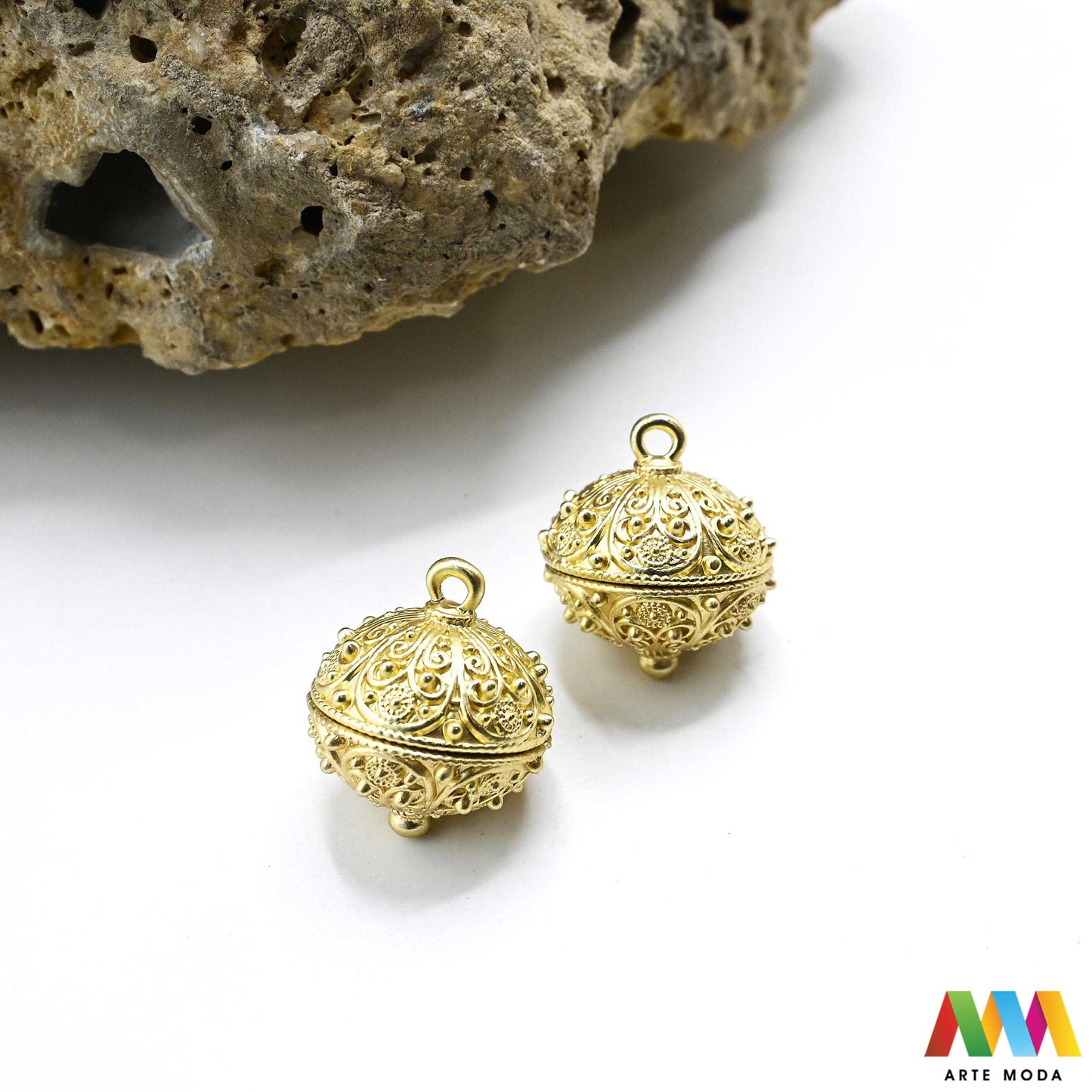 šibenik hrvatski dugme toka suvenir tradicionalni dalmacija tradicija filigran nakit baština hrvatska metal naušnice prstenje ogrlice privjesci tradicijski dalmatinski originalni Šibenski botun puce je najoriginalniji hrvatski suvenir i simbol dalmatinske baštine tradicionalni nakit izrađen je tehnikom filigrana fine obrade metala karakterističan prozračan i elegantan izgled Izradite naušnice prstenje ili privjeske i ponesite komadić povijesti i elegancije Bezvremenski klasik arte moda repromaterijal