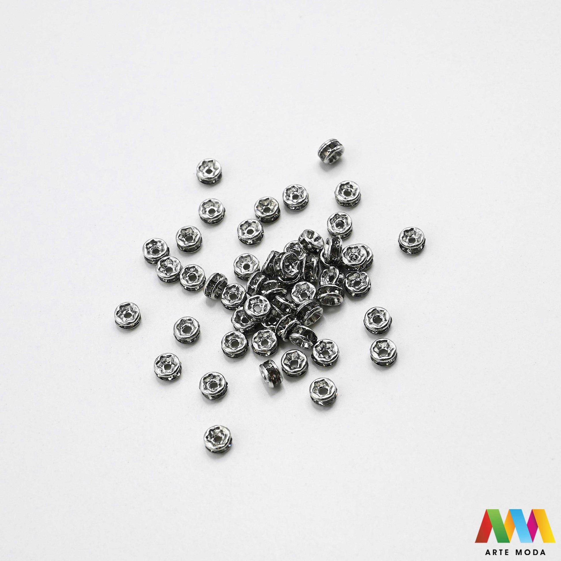 razdjelnik umetak spacer metalne izrada nakita DIY nakit distanceri metalni pribor separatori srebrne zlatne šajbice metalni za perle razmaknice komponente metal Mali ali ključni za profesionalan nakit Metalni umetci razdjelnici spacer perle služe za stvaranje razmaka i dodavanje sjaja perlama Sprječavaju trenje i ističu poludrago kamenje Neophodan element za izradu narukvica i ogrlica koje izgledaju bogatije i elegantnije arte moda repromaterijal