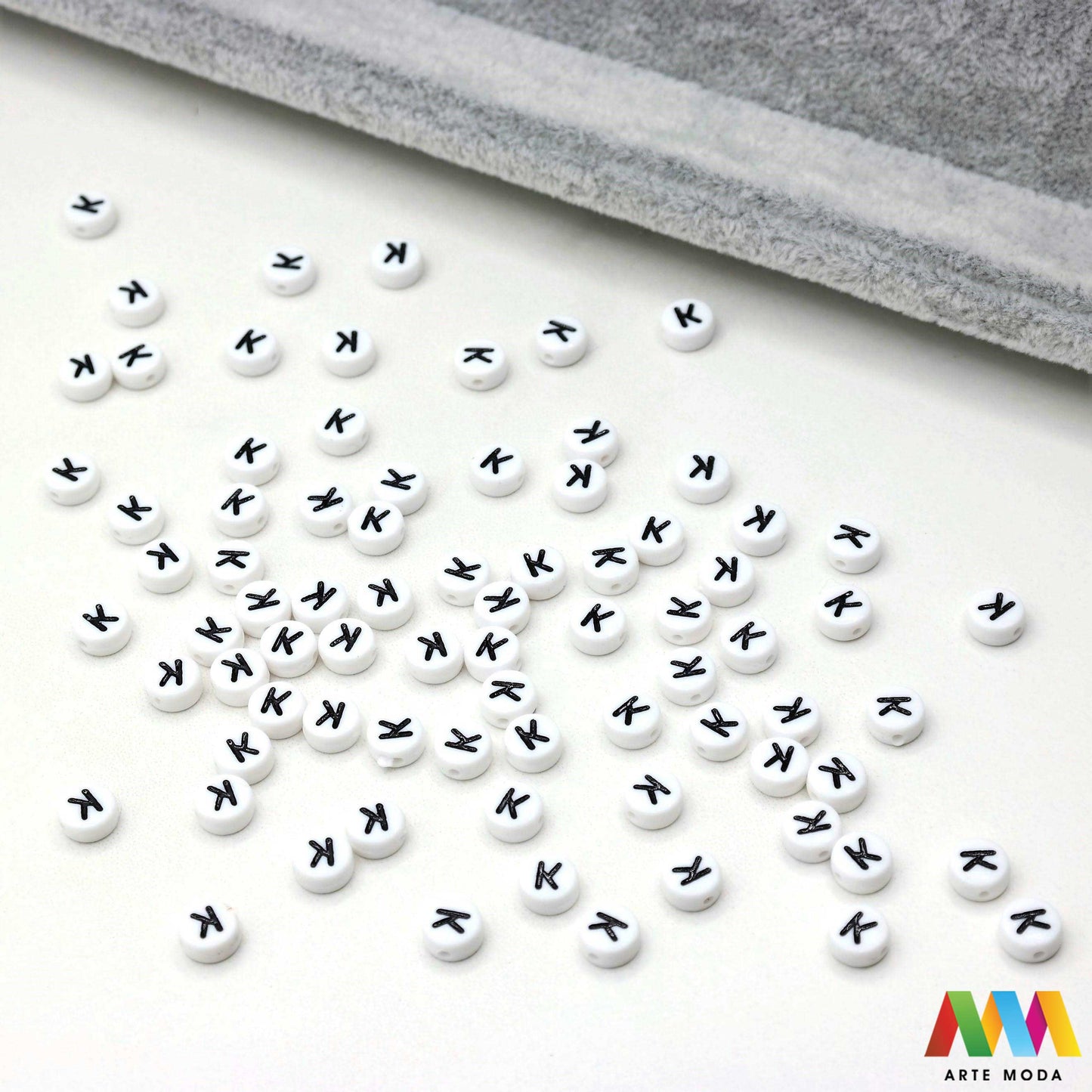 slova brojevi plastične nizanje imenom narukvice prijateljstva dječji nakit personalizirani kockaste perle okrugle abeceda DIY ručni rad izrada mix mješana Stvorite personalizirani nakit s našim plastičnim slovima i brojevima Perle u obliku kocki i krugova idealne su za izradu narukvica s imenom i porukama Lagane su šarene i savršene za dječji nakit i narukvice prijateljstva Lako nizanje za maksimalnu uradi sam zabavu arte moda repromaterijal