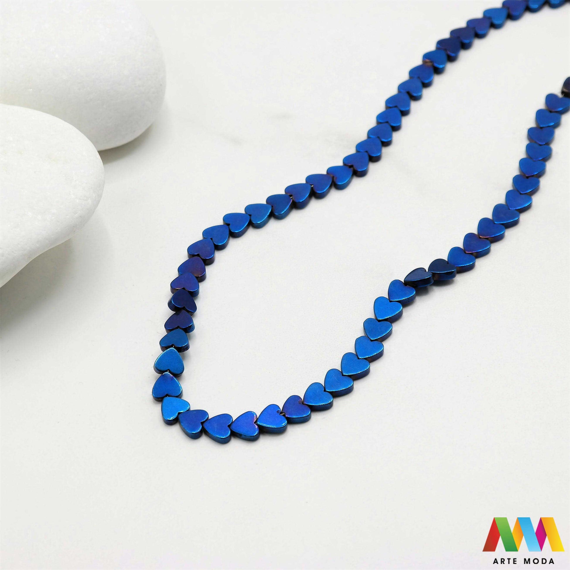 hematit krvavi kamen poludragi mineral metalni sjaj kvarc zrcalo kristal prirodni metalik meditacija zaštita repromaterijal Hematit (ili krvavi kamen) je prirodni mineral smeđe sive ili crne boje karakteriziran prisustvom hladnog metalnog sjaja Vjeruje se da pomaže u jačanju volje samopouzdanja i povezanosti s majkom zemljom Nakit izrađen od njega fascinira svojim tajanstvenim zrcalnim sjajem