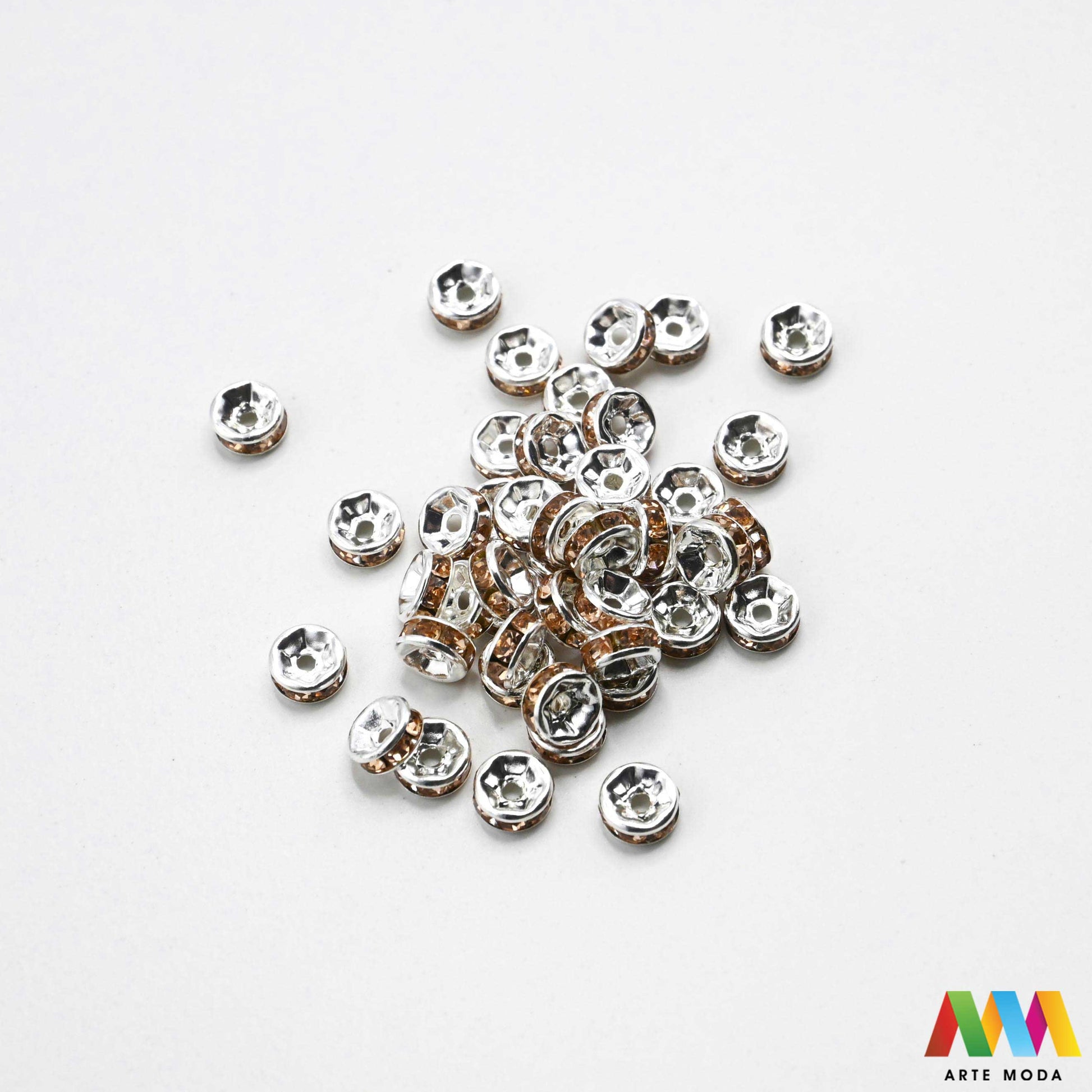 razdjelnik umetak spacer metalne izrada nakita DIY nakit distanceri metalni pribor separatori srebrne zlatne šajbice metalni za perle razmaknice komponente metal Mali ali ključni za profesionalan nakit Metalni umetci razdjelnici spacer perle služe za stvaranje razmaka i dodavanje sjaja perlama Sprječavaju trenje i ističu poludrago kamenje Neophodan element za izradu narukvica i ogrlica koje izgledaju bogatije i elegantnije arte moda repromaterijal