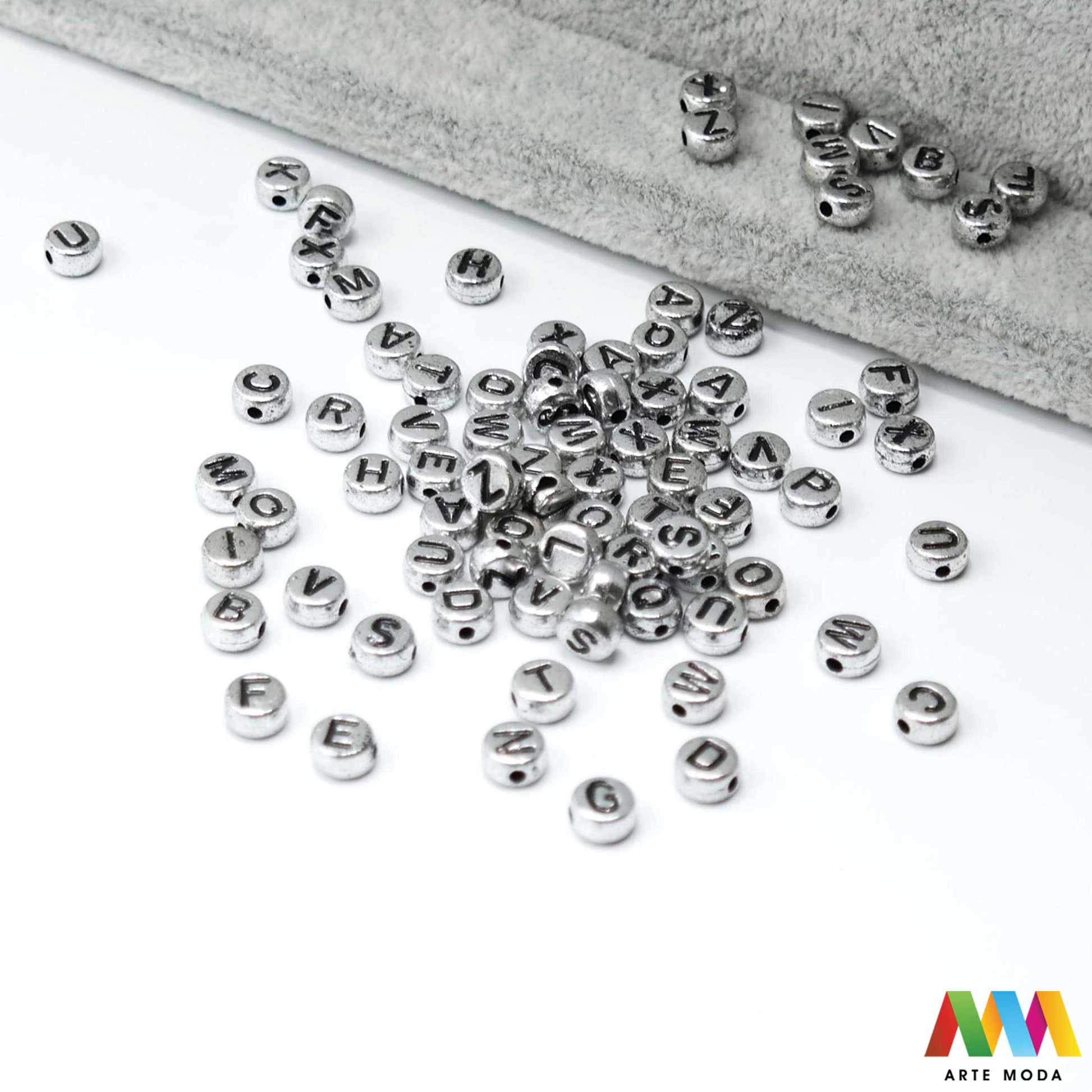 slova brojevi plastične nizanje imenom narukvice prijateljstva dječji nakit personalizirani kockaste perle okrugle abeceda DIY ručni rad izrada mix mješana Stvorite personalizirani nakit s našim plastičnim slovima i brojevima Perle u obliku kocki i krugova idealne su za izradu narukvica s imenom i porukama Lagane su šarene i savršene za dječji nakit i narukvice prijateljstva Lako nizanje za maksimalnu uradi sam zabavu arte moda repromaterijal