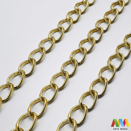 aluminijski lanac torbe ruksak nakit lagani izrada aluminij DIY materijal remen ogrlice narukvice karike ručke pribor komponente ukrasni repromaterijal Želite lagan i trendi materijal Aluminijski lanci savršeni su za vaše projekte Idealni su za izradu laganih remena za torbe ili statement nakita ogrlice narukvice Lakši su od klasičnih metala ne opterećuju i dolaze u raznim bojama i debljinama Lako ih je rezati i oblikovati laganu eleganciju za svoj uradi sam nakit i modne dodatke arte moda repromaterijal