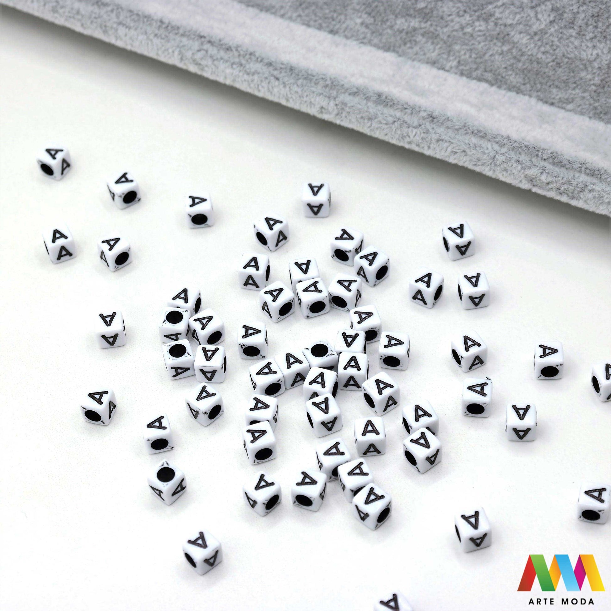 slova brojevi plastične nizanje imenom narukvice prijateljstva dječji nakit personalizirani kockaste perle okrugle abeceda DIY ručni rad izrada mix mješana Stvorite personalizirani nakit s našim plastičnim slovima i brojevima Perle u obliku kocki i krugova idealne su za izradu narukvica s imenom i porukama Lagane su šarene i savršene za dječji nakit i narukvice prijateljstva Lako nizanje za maksimalnu uradi sam zabavu arte moda repromaterijal