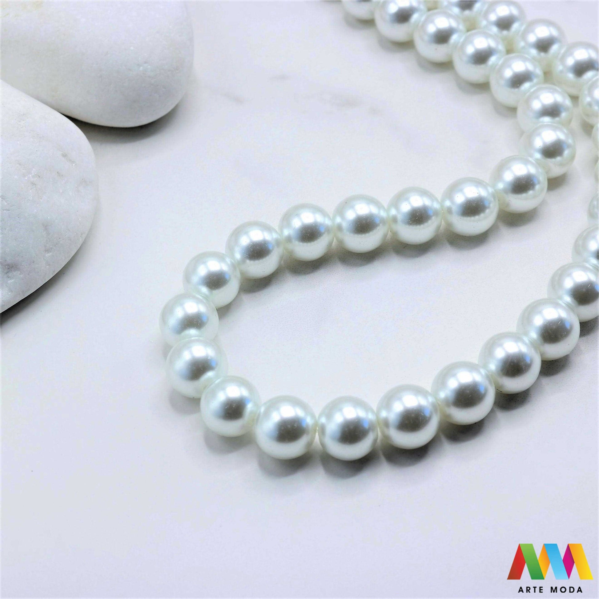 stakleni biseri niz staklo biser perle biserne zrna zrno perla staklene imitacija bisera sedefaste vjenčani nakit klasični DIY ogrlice bijeli u boji bisernim sjajem izrada nakita umjetni Za klasičnu eleganciju birajte staklene bisere imitacija bisera ima visok sedefasti sjaj i savršeno je glatka Idealni su za izradu vjenčanog nakita bezvremenskih ogrlica i narukvica raznim veličinama i bojama ovi biseri unose dašak luksuza u svaki uradi sam projekt Počnite nizati svoju eleganciju arte moda repromaterijal