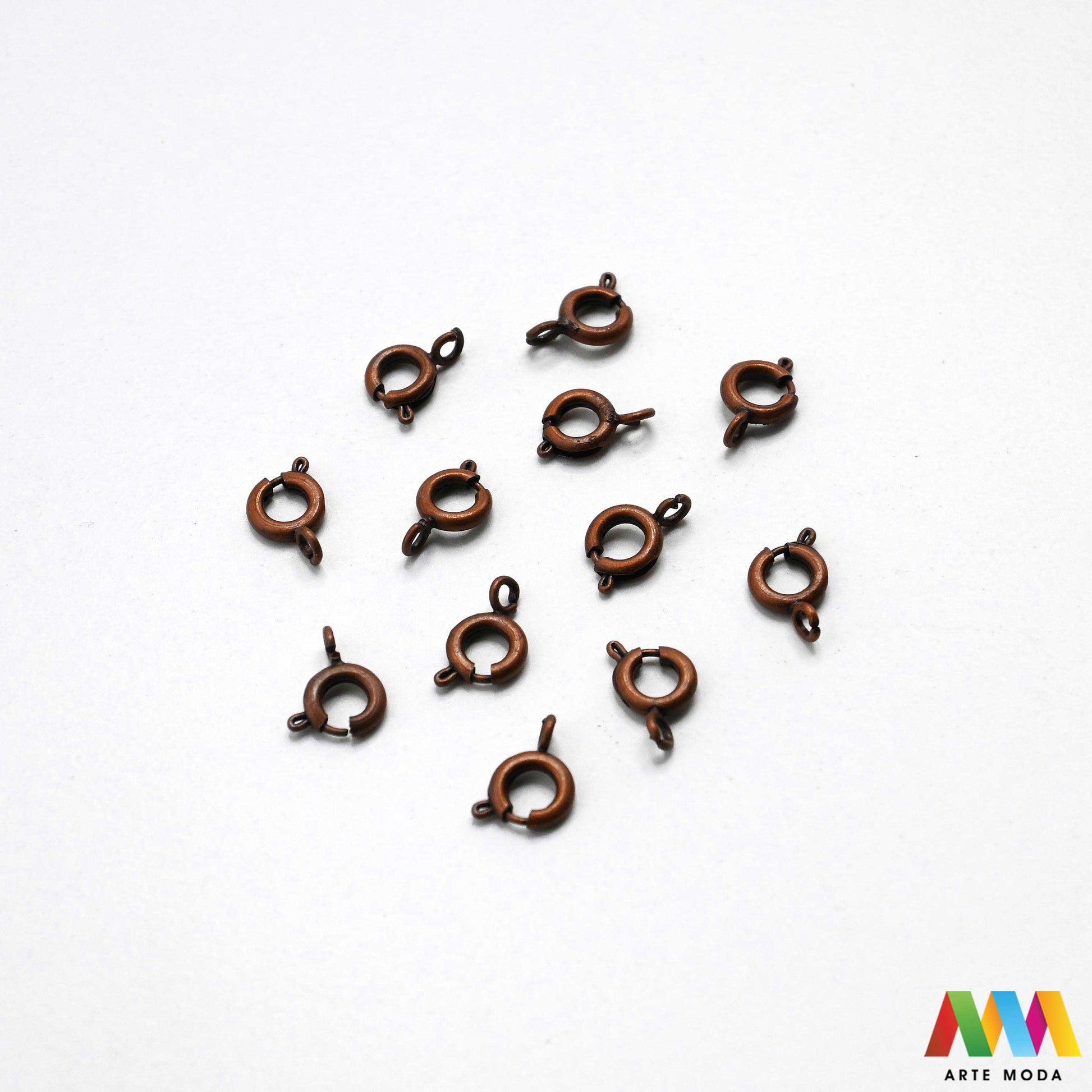 kopče metalne karabiner togl magnet kukice narukvice ogrlice zatvarači nakit DIY metalni pribor spajanje nakita srebrne zlatne karabin magnetne završne kopča narukvica ogrlica Osigurajte svoj nakit Metalne kopče su esencijalne za sigurno završavanje ogrlica i narukvica Birajte između karabin kopči pouzdanost magnetnih kopči lakoća i togl kopči stil Kvalitetni zatvarači u raznim bojama temelj svakog uradi sam nakit projekta arte moda repromaterijal