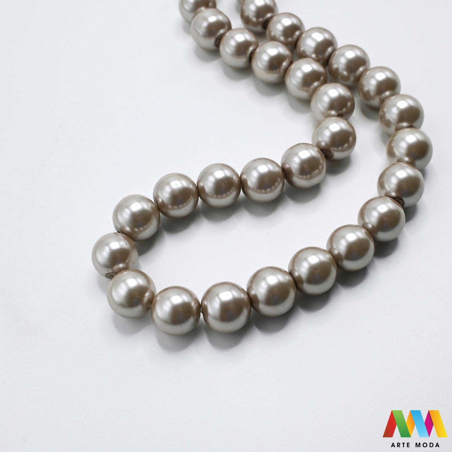 stakleni biseri niz staklo biser perle biserne zrna zrno perla staklene imitacija bisera sedefaste vjenčani nakit klasični DIY ogrlice bijeli u boji bisernim sjajem izrada nakita umjetni Za klasičnu eleganciju birajte staklene bisere imitacija bisera ima visok sedefasti sjaj i savršeno je glatka Idealni su za izradu vjenčanog nakita bezvremenskih ogrlica i narukvica raznim veličinama i bojama ovi biseri unose dašak luksuza u svaki uradi sam projekt Počnite nizati svoju eleganciju arte moda repromaterijal