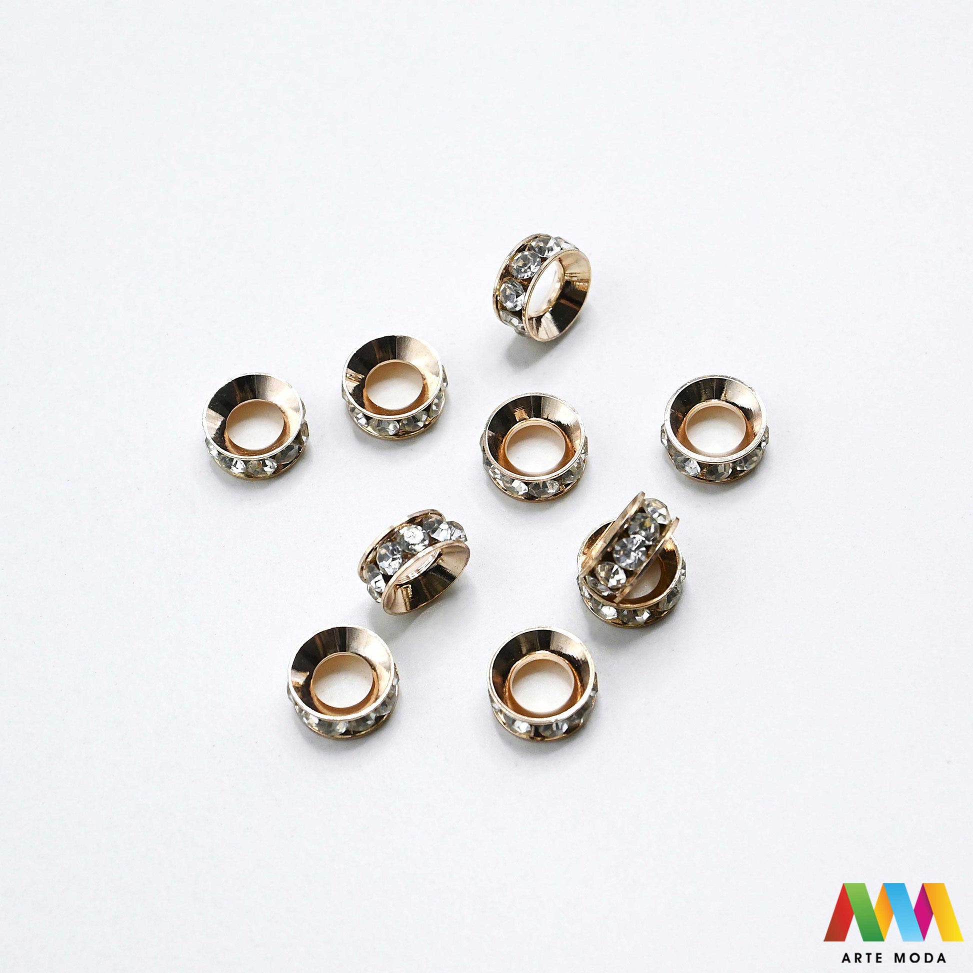 razdjelnik umetak spacer metalne izrada nakita DIY nakit distanceri metalni pribor separatori srebrne zlatne šajbice metalni za perle razmaknice komponente metal Mali ali ključni za profesionalan nakit Metalni umetci razdjelnici spacer perle služe za stvaranje razmaka i dodavanje sjaja perlama Sprječavaju trenje i ističu poludrago kamenje Neophodan element za izradu narukvica i ogrlica koje izgledaju bogatije i elegantnije arte moda repromaterijal