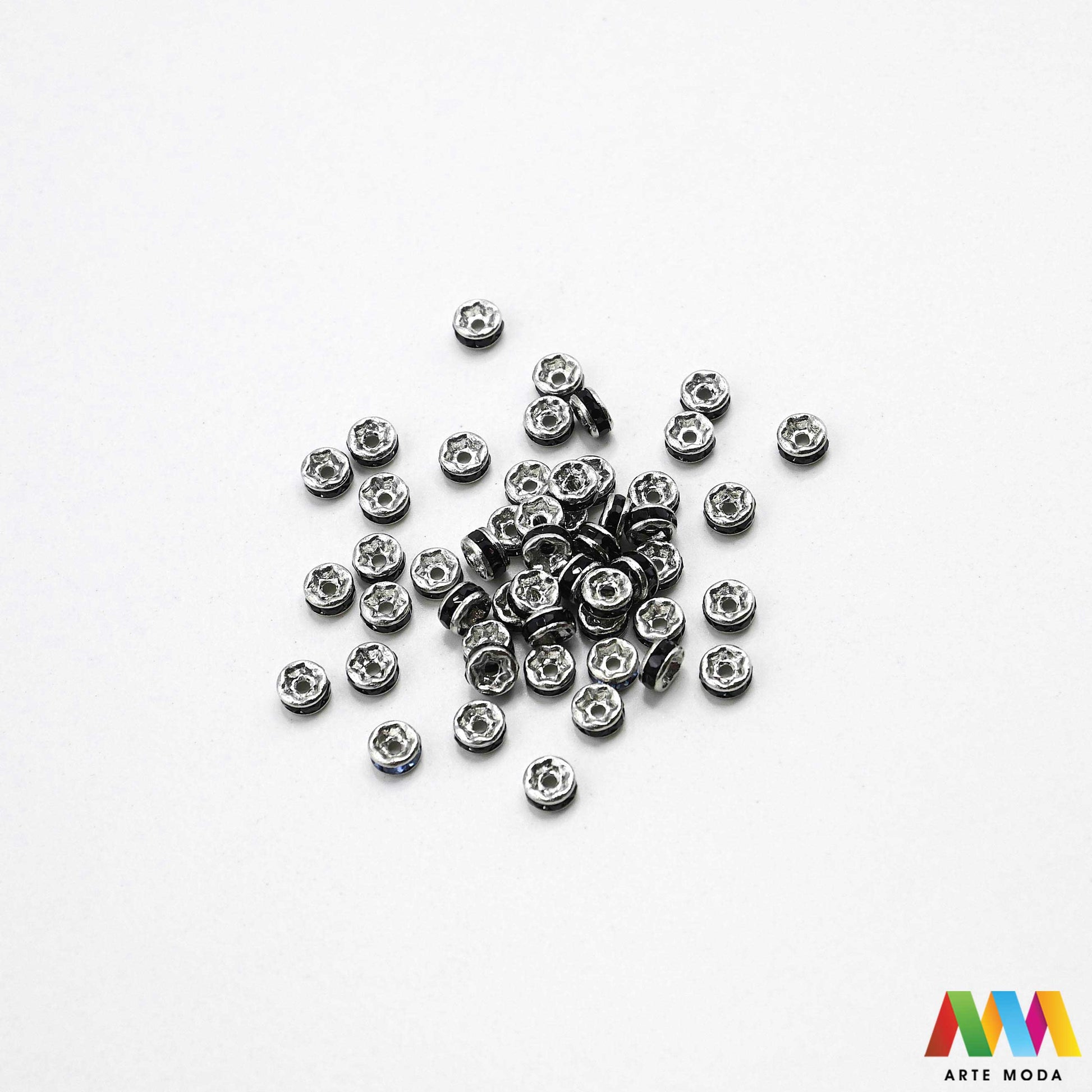 razdjelnik umetak spacer metalne izrada nakita DIY nakit distanceri metalni pribor separatori srebrne zlatne šajbice metalni za perle razmaknice komponente metal Mali ali ključni za profesionalan nakit Metalni umetci razdjelnici spacer perle služe za stvaranje razmaka i dodavanje sjaja perlama Sprječavaju trenje i ističu poludrago kamenje Neophodan element za izradu narukvica i ogrlica koje izgledaju bogatije i elegantnije arte moda repromaterijal