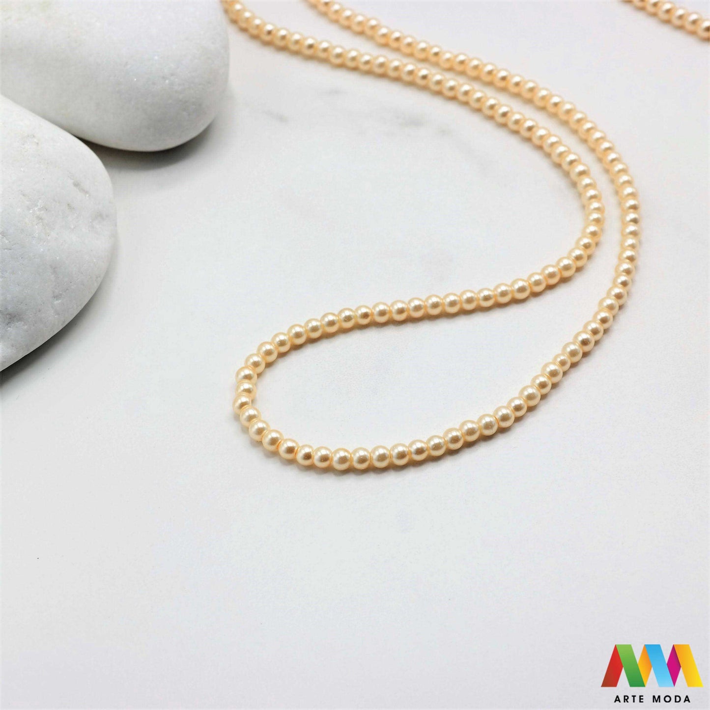 stakleni biseri niz staklo biser perle biserne zrna zrno perla staklene imitacija bisera sedefaste vjenčani nakit klasični DIY ogrlice bijeli u boji bisernim sjajem izrada nakita umjetni Za klasičnu eleganciju birajte staklene bisere imitacija bisera ima visok sedefasti sjaj i savršeno je glatka Idealni su za izradu vjenčanog nakita bezvremenskih ogrlica i narukvica raznim veličinama i bojama ovi biseri unose dašak luksuza u svaki uradi sam projekt Počnite nizati svoju eleganciju arte moda repromaterijal