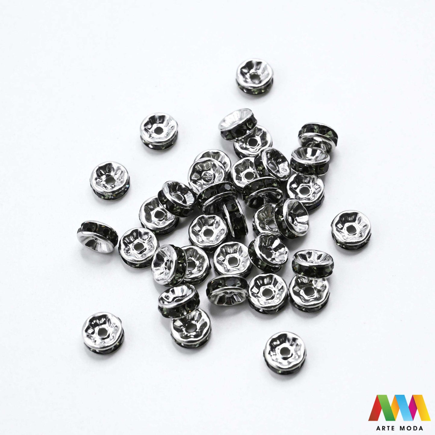 razdjelnik umetak spacer metalne izrada nakita DIY nakit distanceri metalni pribor separatori srebrne zlatne šajbice metalni za perle razmaknice komponente metal Mali ali ključni za profesionalan nakit Metalni umetci razdjelnici spacer perle služe za stvaranje razmaka i dodavanje sjaja perlama Sprječavaju trenje i ističu poludrago kamenje Neophodan element za izradu narukvica i ogrlica koje izgledaju bogatije i elegantnije arte moda repromaterijal