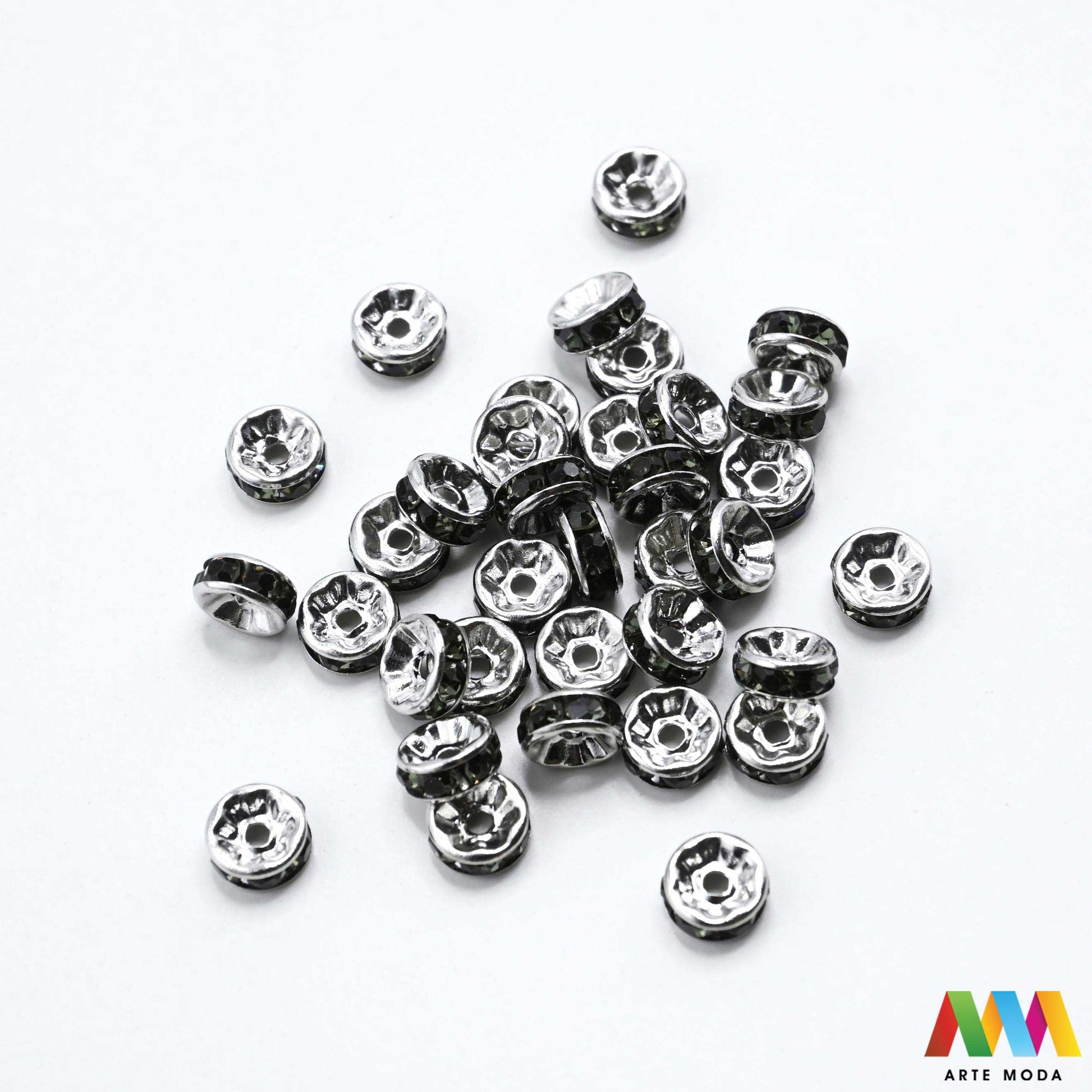 razdjelnik umetak spacer metalne izrada nakita DIY nakit distanceri metalni pribor separatori srebrne zlatne šajbice metalni za perle razmaknice komponente metal Mali ali ključni za profesionalan nakit Metalni umetci razdjelnici spacer perle služe za stvaranje razmaka i dodavanje sjaja perlama Sprječavaju trenje i ističu poludrago kamenje Neophodan element za izradu narukvica i ogrlica koje izgledaju bogatije i elegantnije arte moda repromaterijal