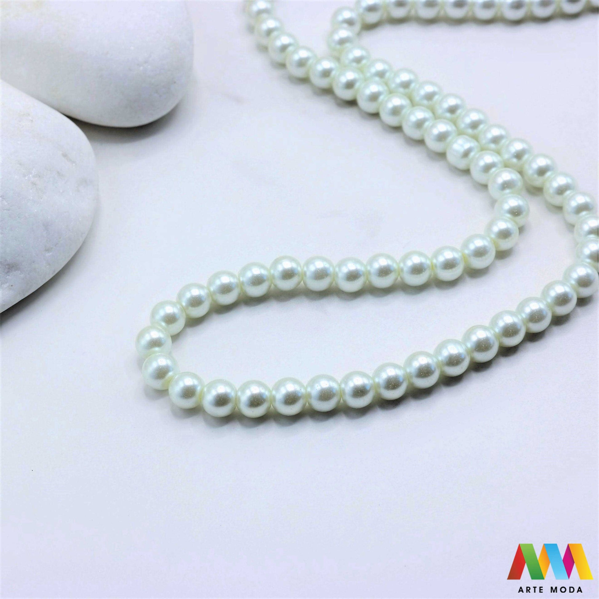 stakleni biseri niz staklo biser perle biserne zrna zrno perla staklene imitacija bisera sedefaste vjenčani nakit klasični DIY ogrlice bijeli u boji bisernim sjajem izrada nakita umjetni Za klasičnu eleganciju birajte staklene bisere imitacija bisera ima visok sedefasti sjaj i savršeno je glatka Idealni su za izradu vjenčanog nakita bezvremenskih ogrlica i narukvica raznim veličinama i bojama ovi biseri unose dašak luksuza u svaki uradi sam projekt Počnite nizati svoju eleganciju arte moda repromaterijal