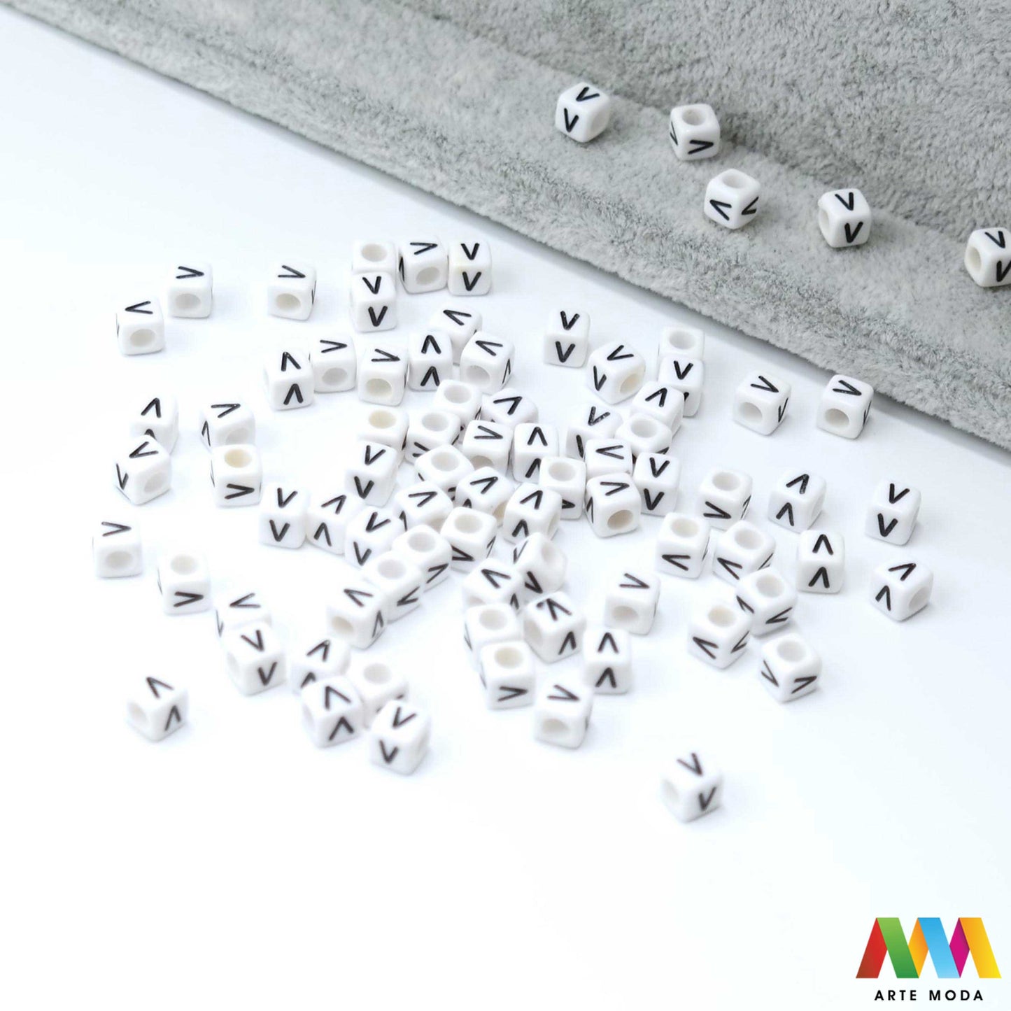 slova brojevi plastične nizanje imenom narukvice prijateljstva dječji nakit personalizirani kockaste perle okrugle abeceda DIY ručni rad izrada mix mješana Stvorite personalizirani nakit s našim plastičnim slovima i brojevima Perle u obliku kocki i krugova idealne su za izradu narukvica s imenom i porukama Lagane su šarene i savršene za dječji nakit i narukvice prijateljstva Lako nizanje za maksimalnu uradi sam zabavu arte moda repromaterijal