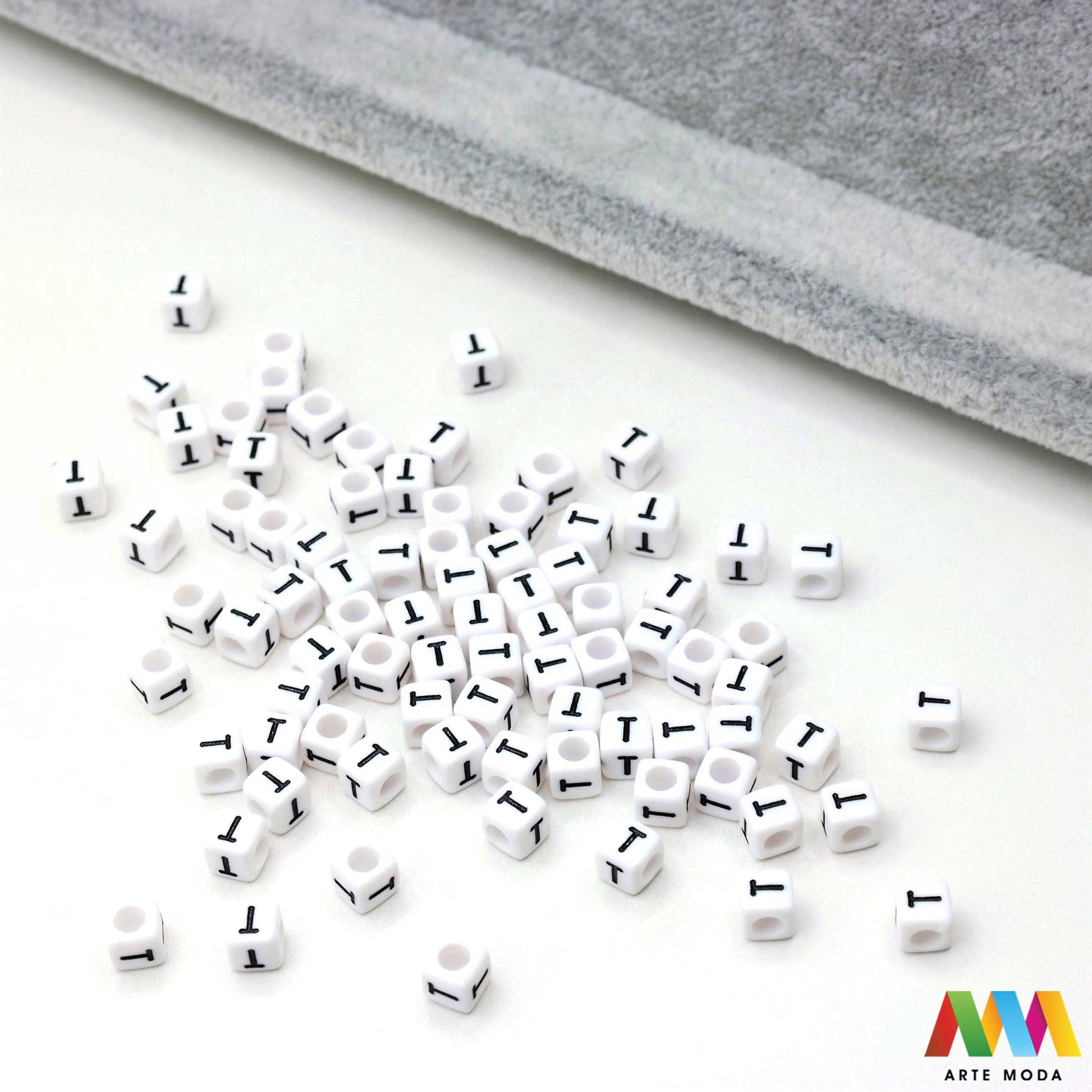 slova brojevi plastične nizanje imenom narukvice prijateljstva dječji nakit personalizirani kockaste perle okrugle abeceda DIY ručni rad izrada mix mješana Stvorite personalizirani nakit s našim plastičnim slovima i brojevima Perle u obliku kocki i krugova idealne su za izradu narukvica s imenom i porukama Lagane su šarene i savršene za dječji nakit i narukvice prijateljstva Lako nizanje za maksimalnu uradi sam zabavu arte moda repromaterijal