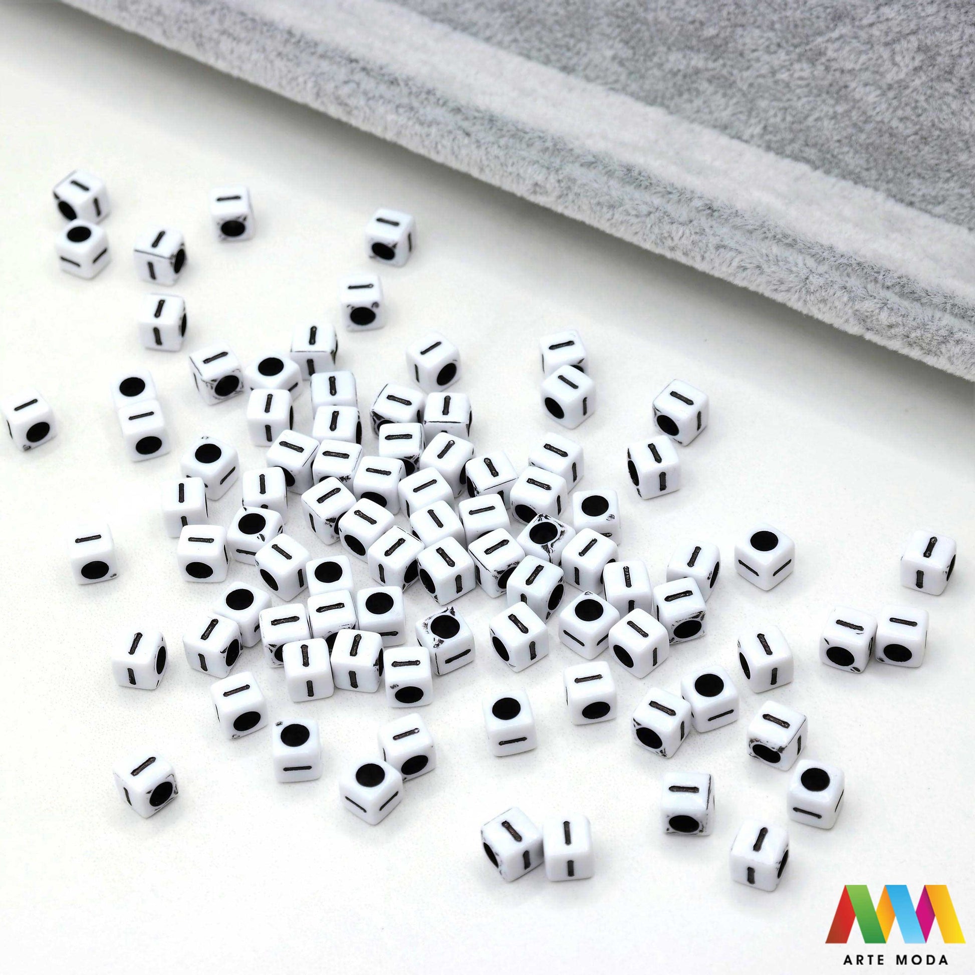 slova brojevi plastične nizanje imenom narukvice prijateljstva dječji nakit personalizirani kockaste perle okrugle abeceda DIY ručni rad izrada mix mješana Stvorite personalizirani nakit s našim plastičnim slovima i brojevima Perle u obliku kocki i krugova idealne su za izradu narukvica s imenom i porukama Lagane su šarene i savršene za dječji nakit i narukvice prijateljstva Lako nizanje za maksimalnu uradi sam zabavu arte moda repromaterijal